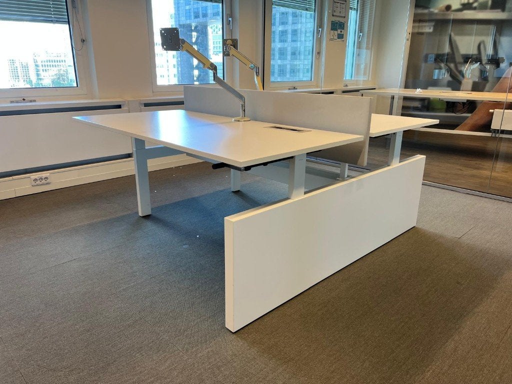 Foto 5 van Ahrend duo-bureau met slinger/kabelgoot 250€/st, 80st