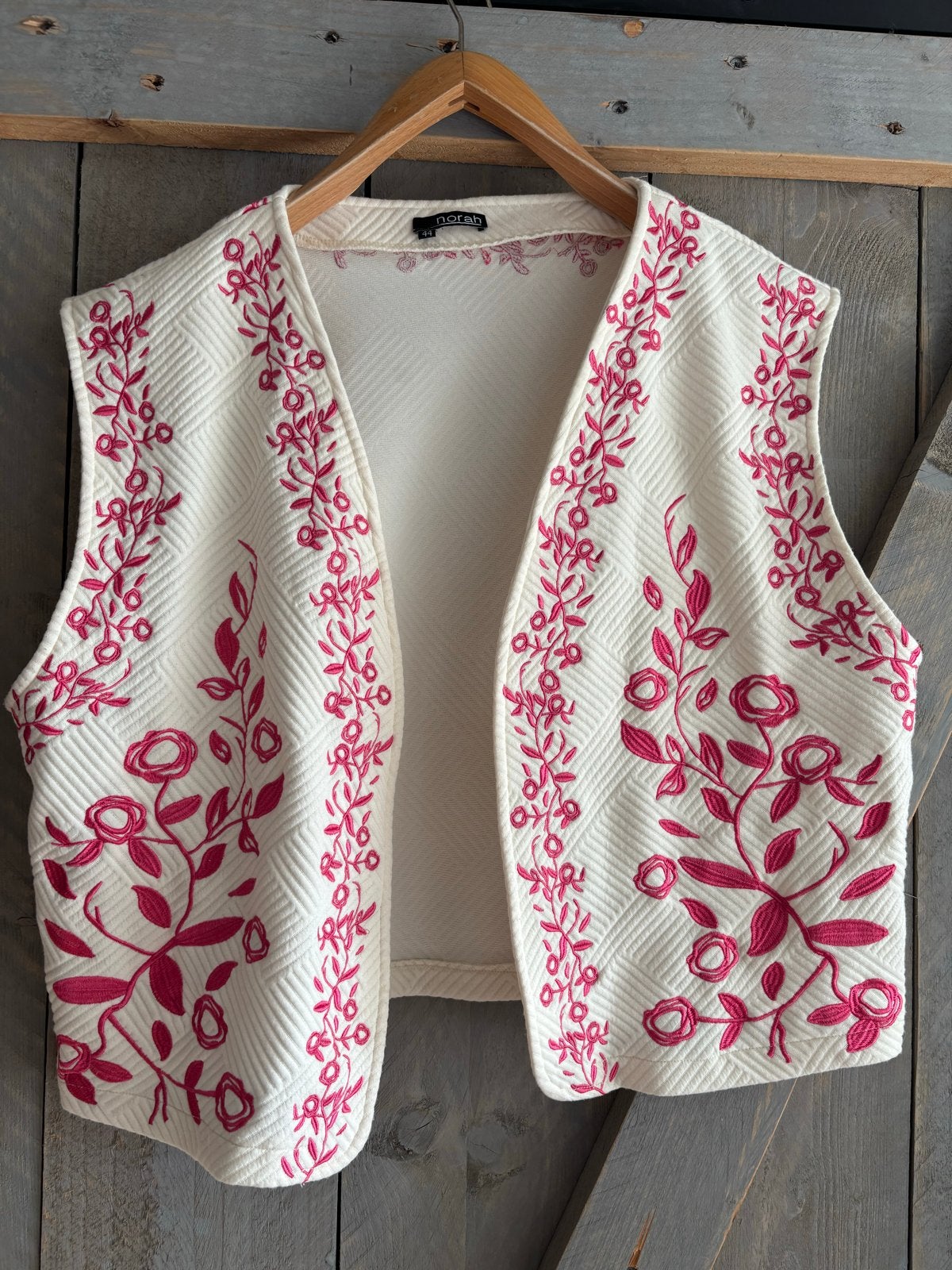 Norah Gilet met Roze Borduurwerk - Maat 44, Ophalen of Verzenden, Gedragen, Maat 42/44 (L), Roze