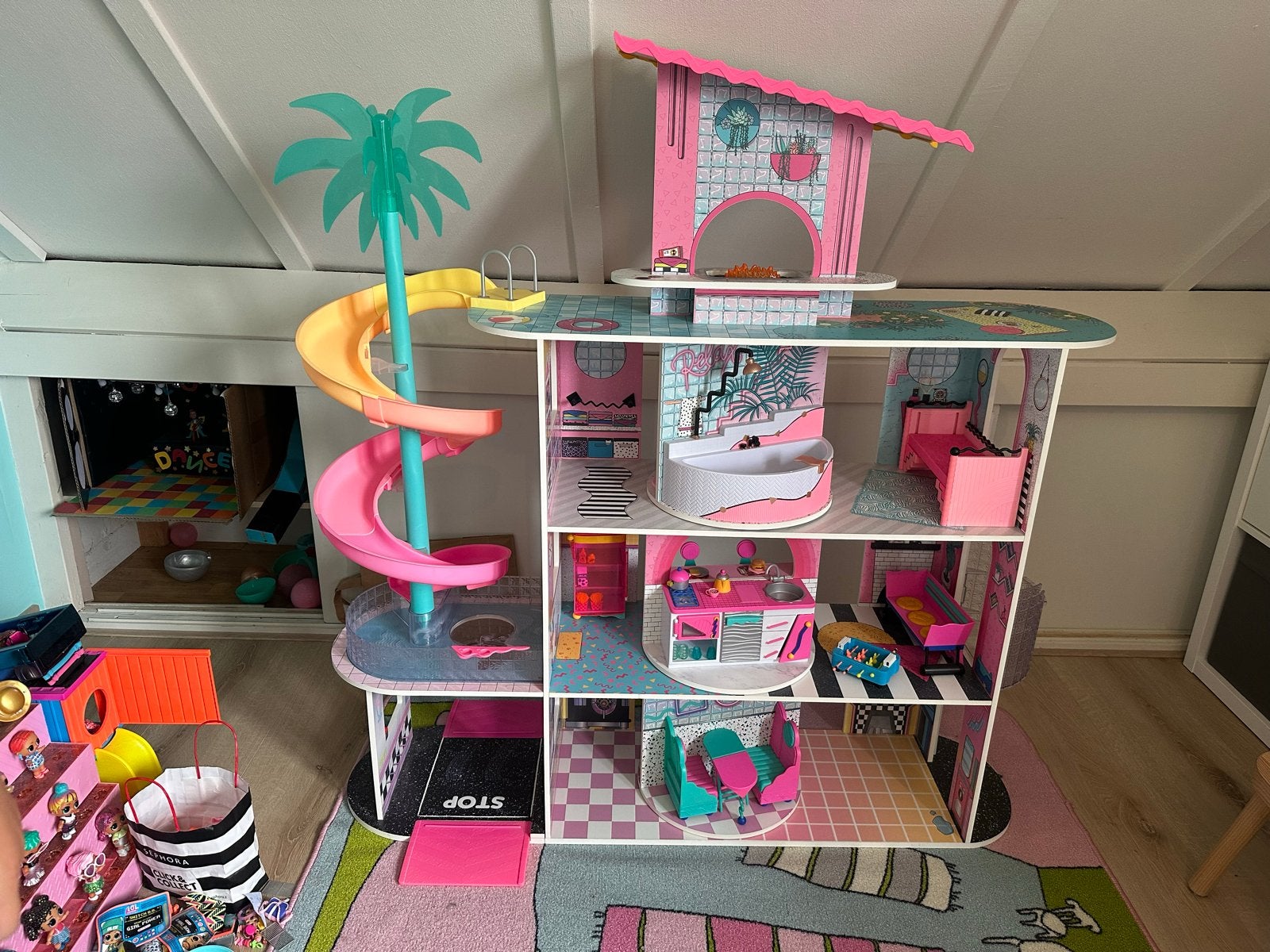 Groot L.O.L. Surprise! Poppenhuis met Zwembad en Glijbaan, Ophalen, Zo goed als nieuw, Poppenhuis