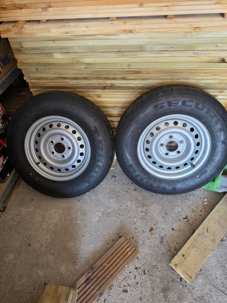 Hobby caravan nieuwe banden met velgen ., Ophalen