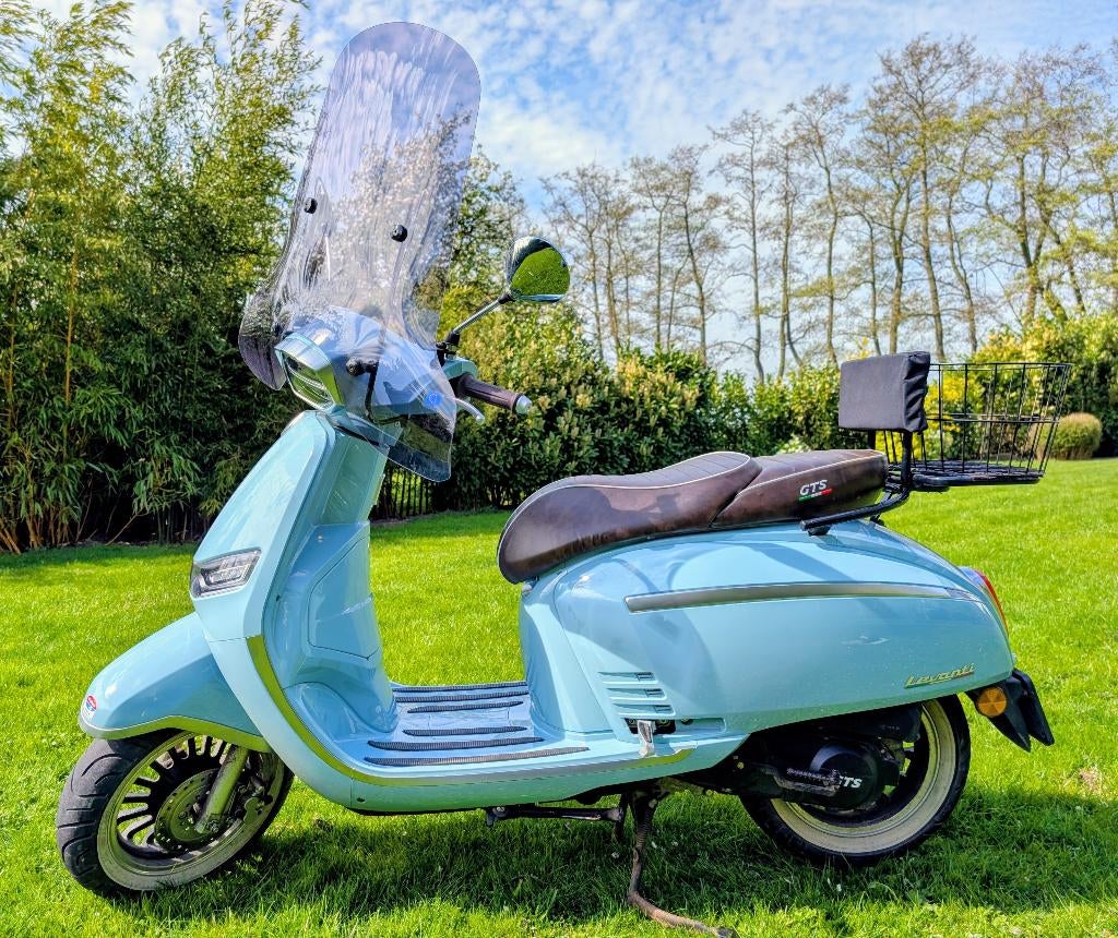 GTS Levanti, Azzurro, Bromscooter, Fietsen en Brommers, Ophalen, Maximaal 45 km/u, Zo goed als nieuw, Benzine
