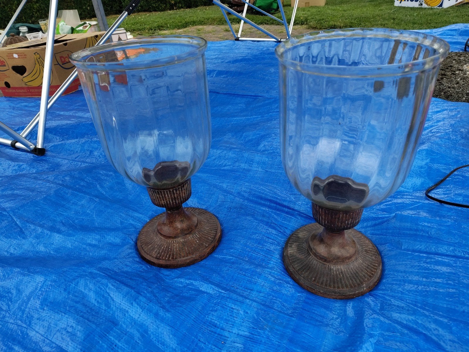 Set van 2 Vintage Glazen Windlichten met Metalen Voet, Ophalen of Verzenden