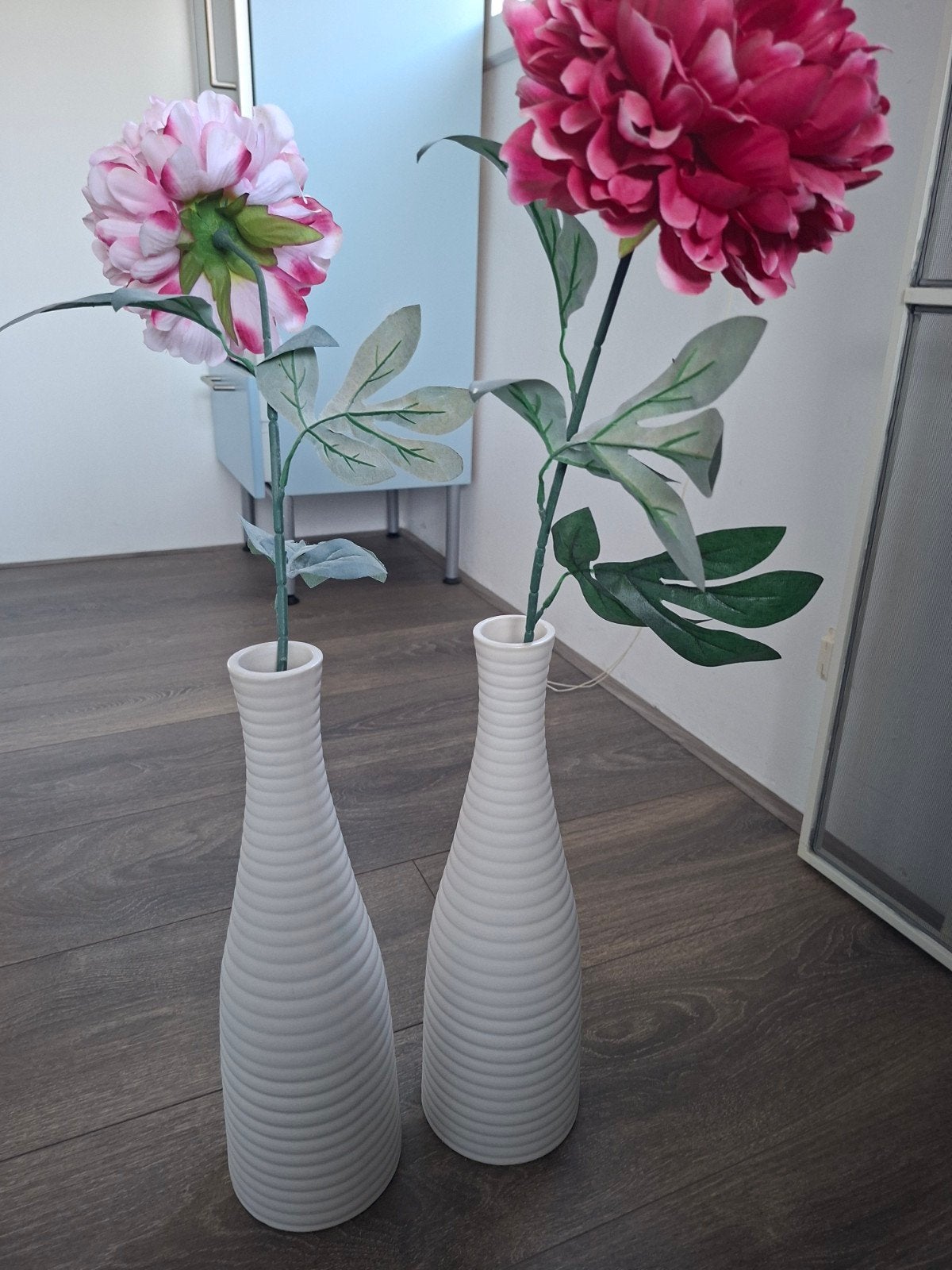Set van 2 vazen met kunstbloemen (pioenrozen), Huis en Inrichting, Woonaccessoires | Vazen, Gebruikt, Wit, Kunststof, Inclusief decoratie