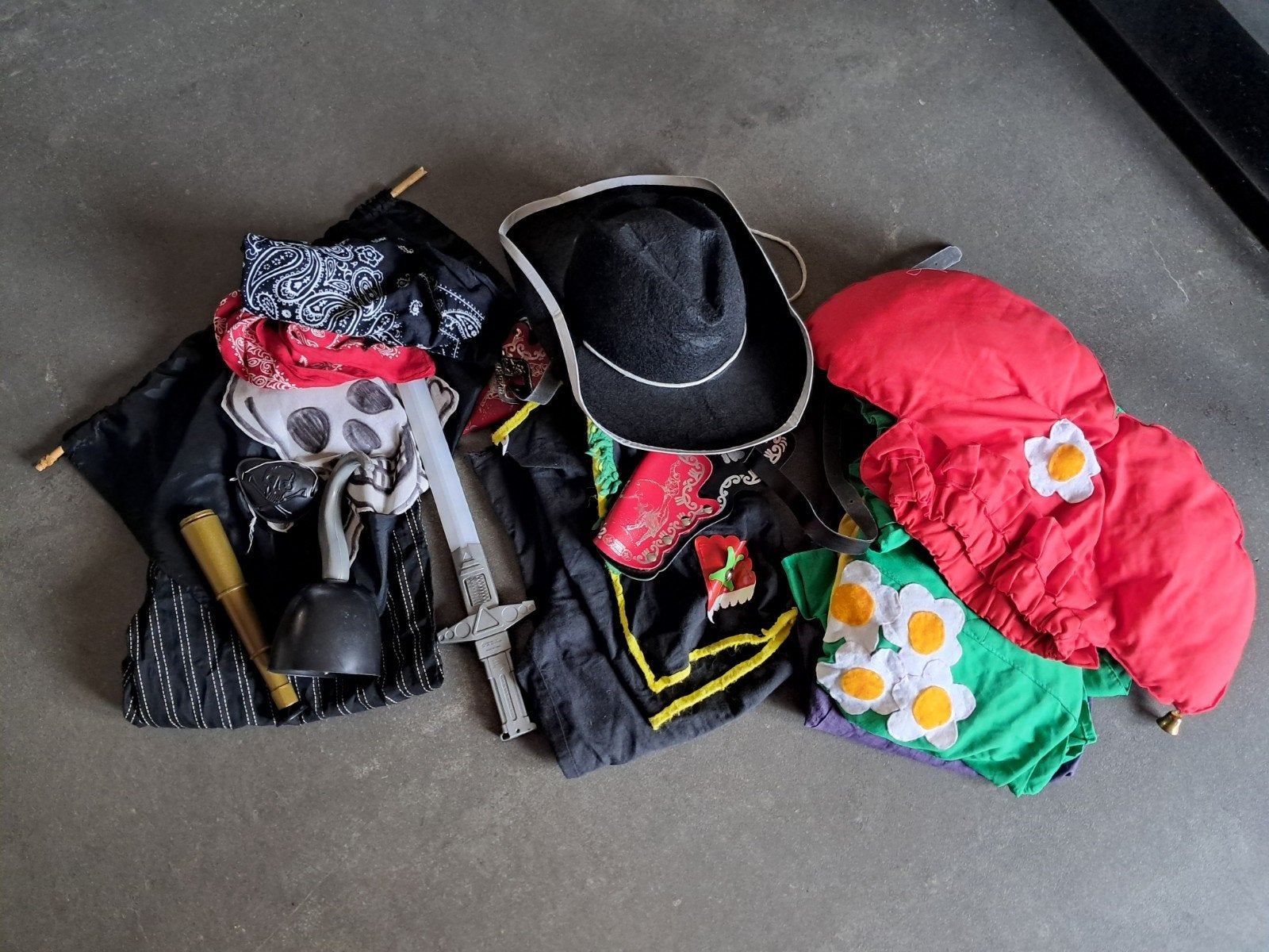 Verkleedkleren kinderen, piraat, cowboy, kabouter Kwebbel, Ophalen of Verzenden, Gebruikt, 122 t/m 128, Jongen of Meisje