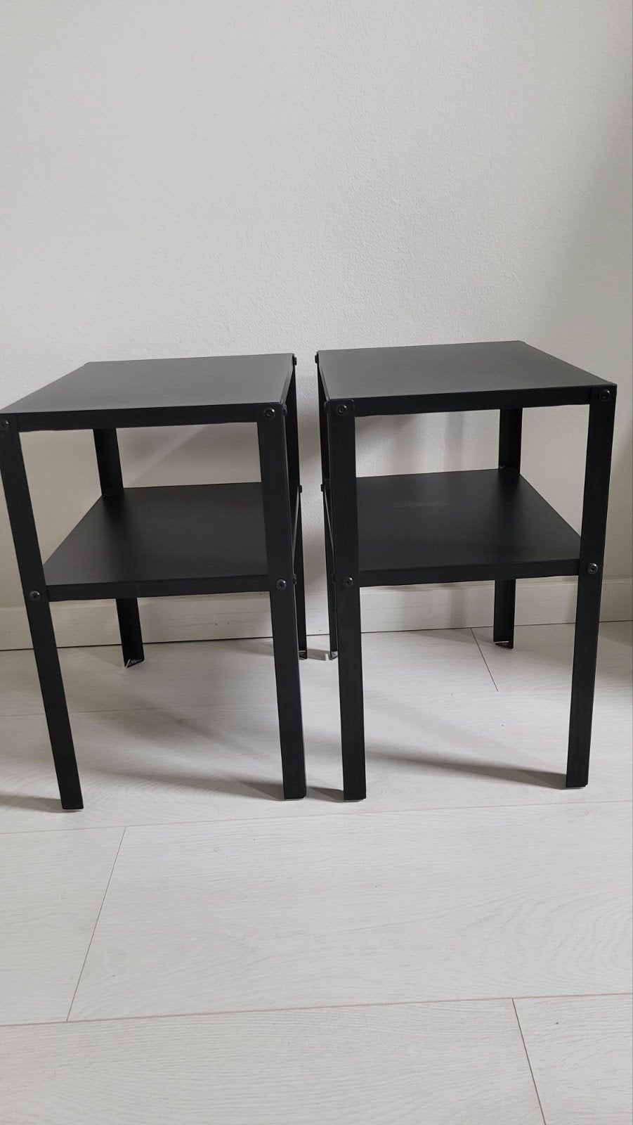 Set van 2 zwarte nachtkastjes (knarrevik), Ophalen, Zo goed als nieuw, Metaal of Aluminium, Minder dan 45 cm