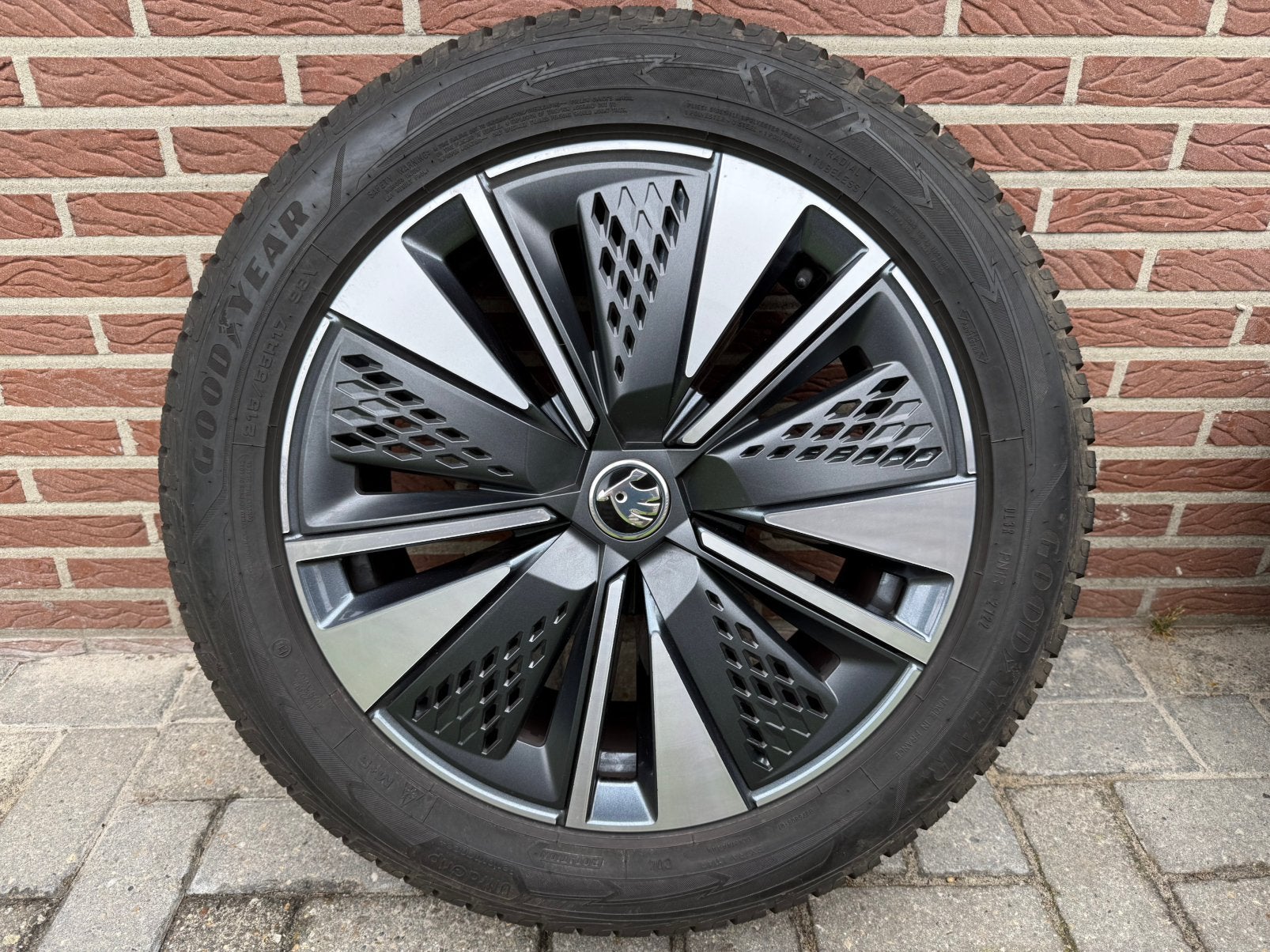 Skoda Karoq 17 inch velgen Scutus winterbanden origineel, Ophalen, 215 mm, Banden en Velgen, 17 inch