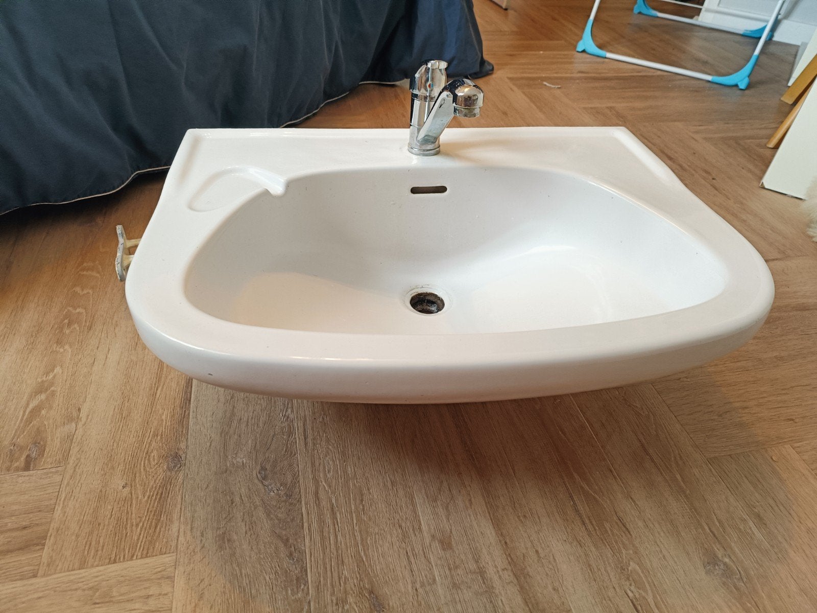 Wastafel met kraan, afvoer en wandsteunen, Ophalen, Gebruikt, 50 tot 100 cm, Minder dan 100 cm