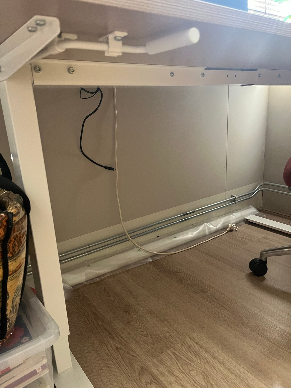 IKEA BEKANT Zit-sta bureau (niet elektrisch), Huis en Inrichting, Ophalen, Spaanplaat of MDF, Zo goed als nieuw, IKEA