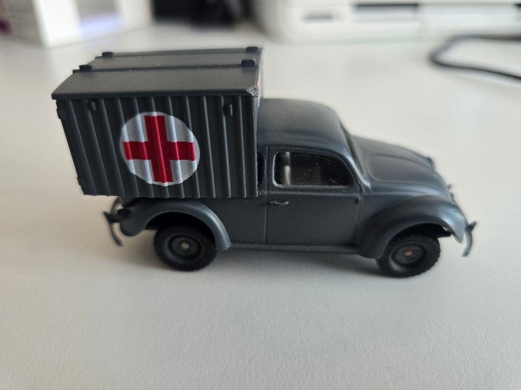 Volkswagen Beetle rode kruis 1/43, Ophalen of Verzenden, Gebruikt, Auto, Overige merken