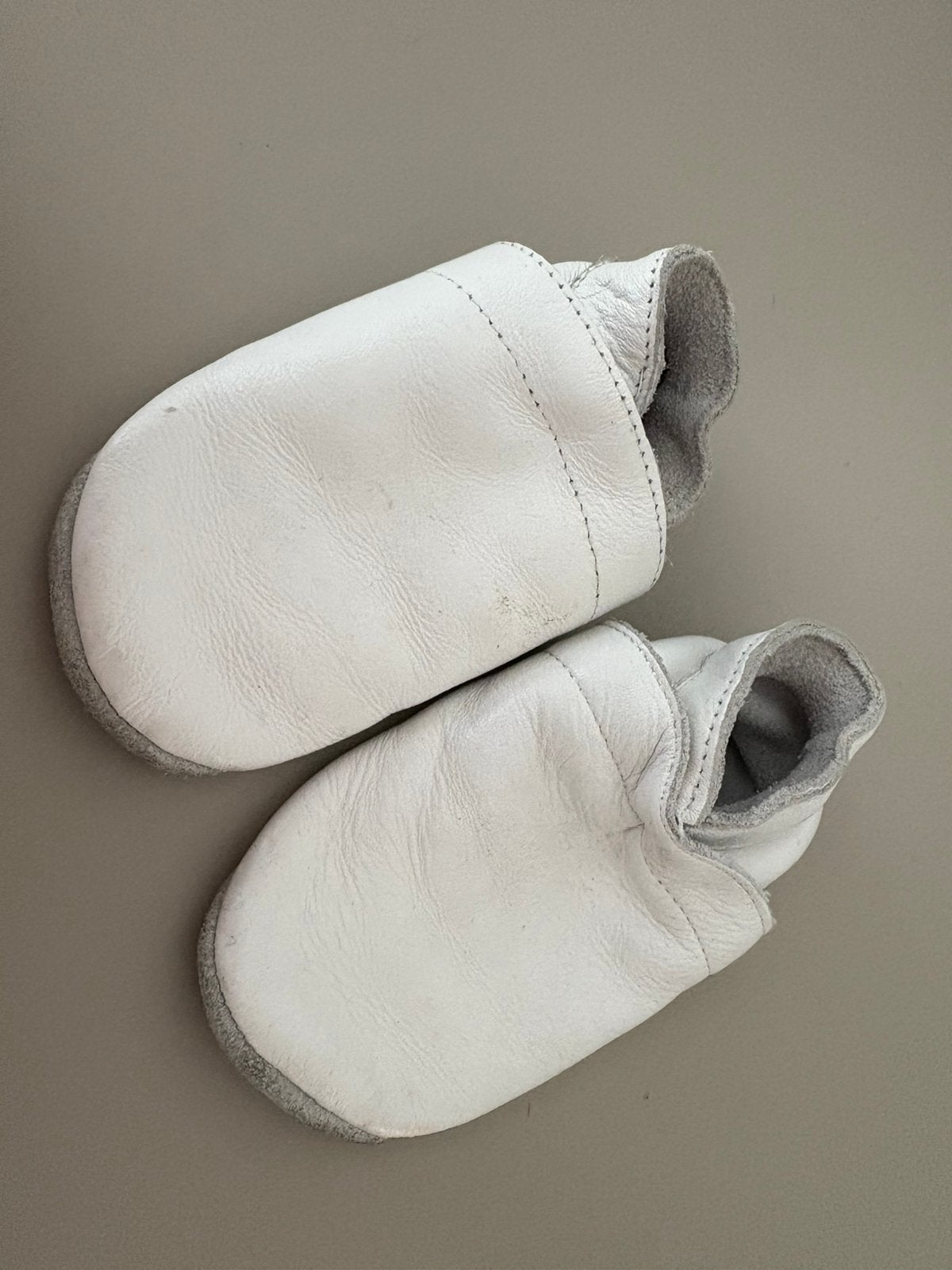 Baby dutch leren slofjes maat 19 wit, Slofjes, Jongetje of Meisje, Ophalen of Verzenden, Zo goed als nieuw