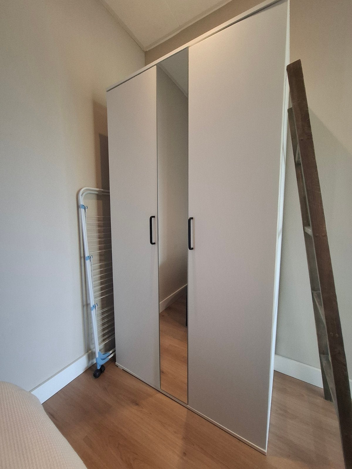 Witte ikea kledingkast met spiegel en planken, Huis en Inrichting, Kasten | Kledingkasten, Ophalen, Met deur(en), Gebruikt, 100 tot 150 cm