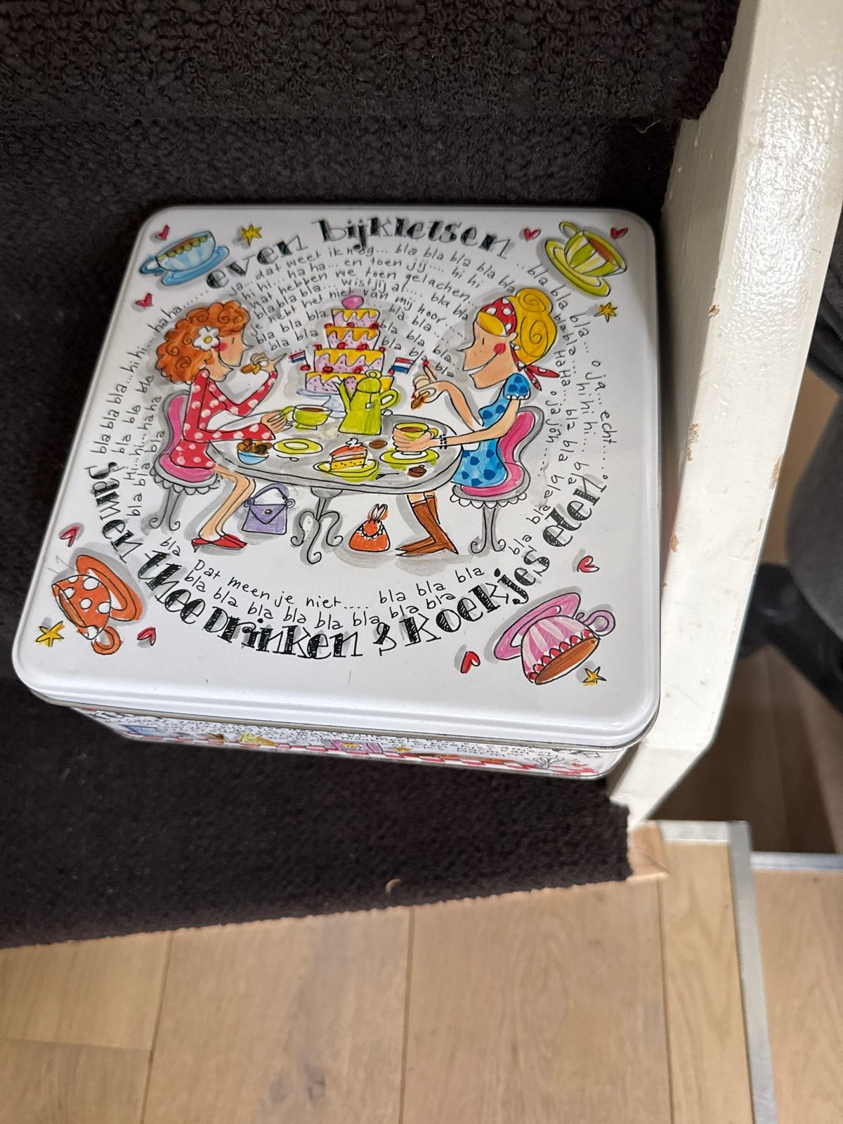 Leuke koekjestrommel 'Even bijkletsen' van blond Amsterdam, Minder dan 50 cm, Gebruikt, Ophalen of Verzenden, Metaal