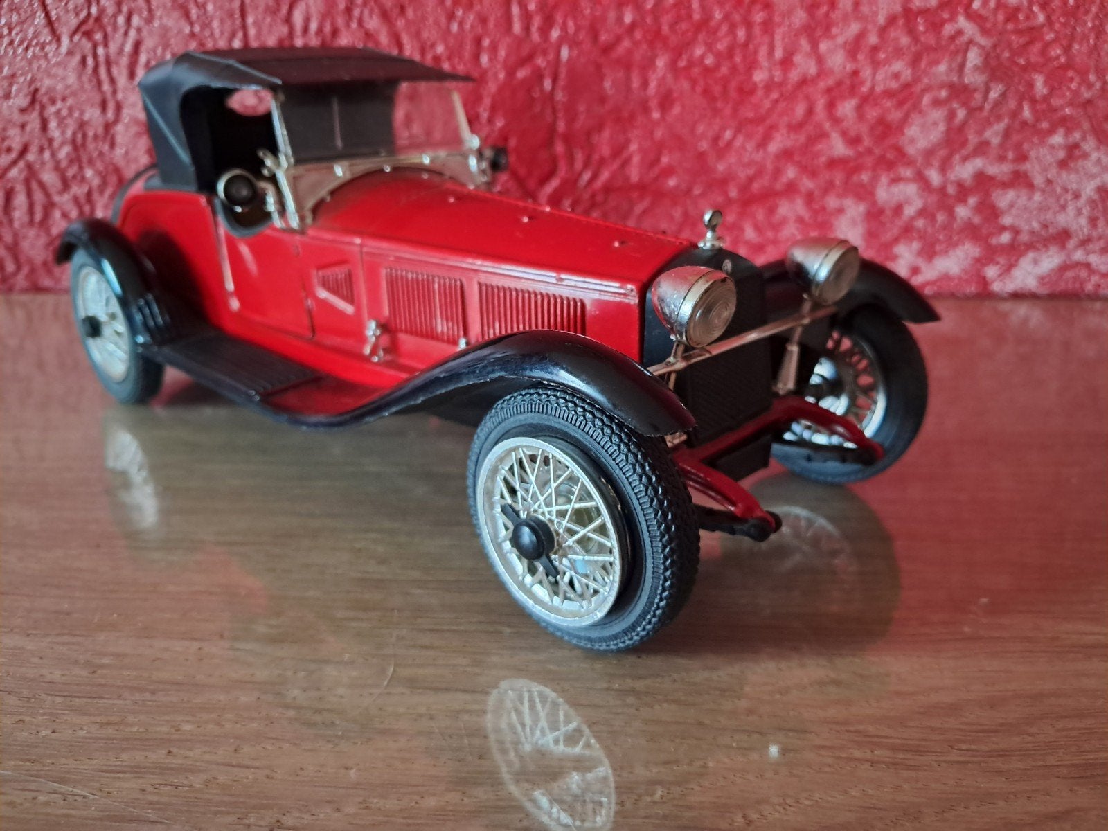Vintage Alfa Romeo Alfetta 1750 modelauto op schaal 1:16., Ophalen of Verzenden, Zo goed als nieuw, Auto