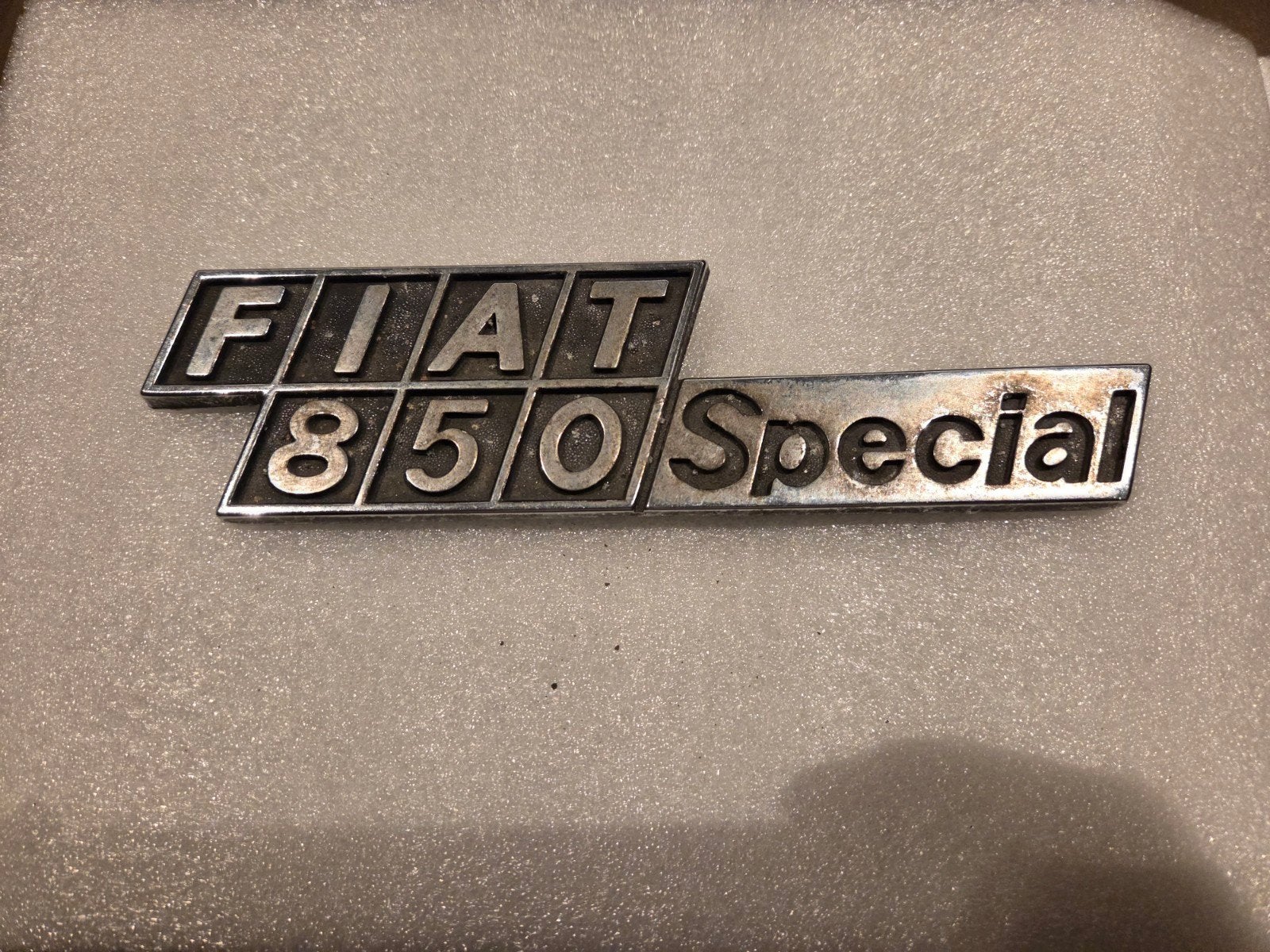 Fiat 850 Special embleem, Ophalen of Verzenden, Auto's
