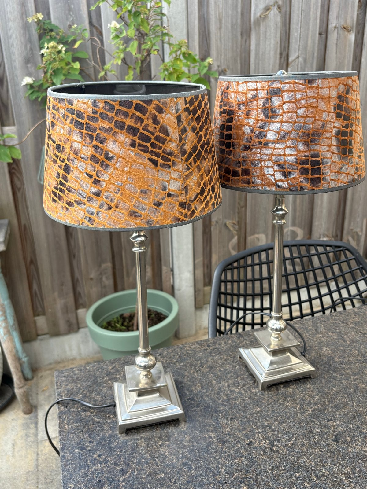 Tafellamp met rvs voet, dierenprint lampenkap, lederlook, Gebruikt, Meerkleurig, Ophalen of Verzenden, Sfeerlamp