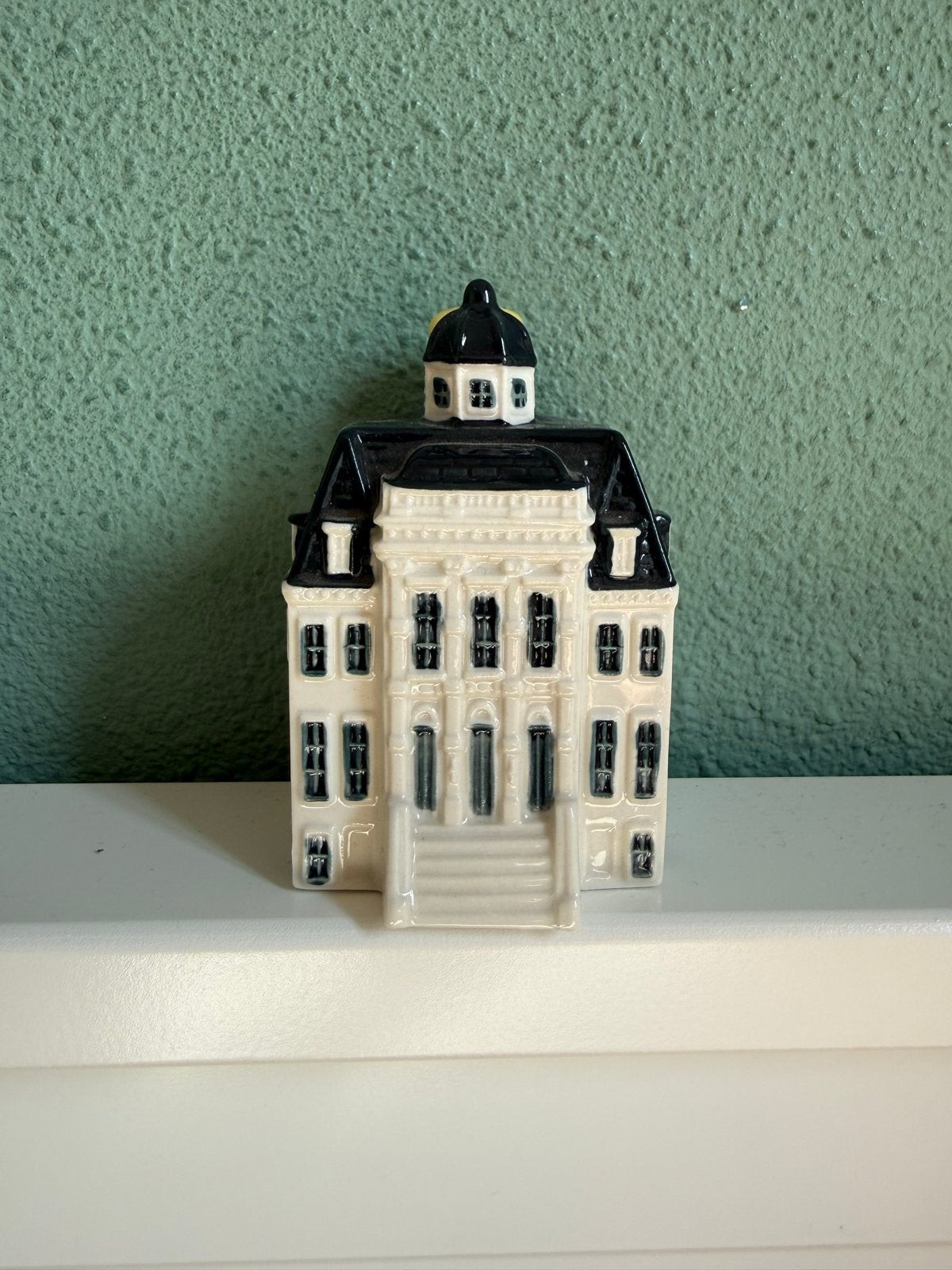 KLM Huisje 100, Verzamelen, KLM Huisjes, Ophalen of Verzenden, Gebruikt, Paleis of Waag, Gevuld