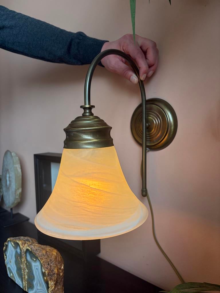 Klassieke/Art Nouveau wandlamp met messing en kelkglas, Ophalen of Verzenden