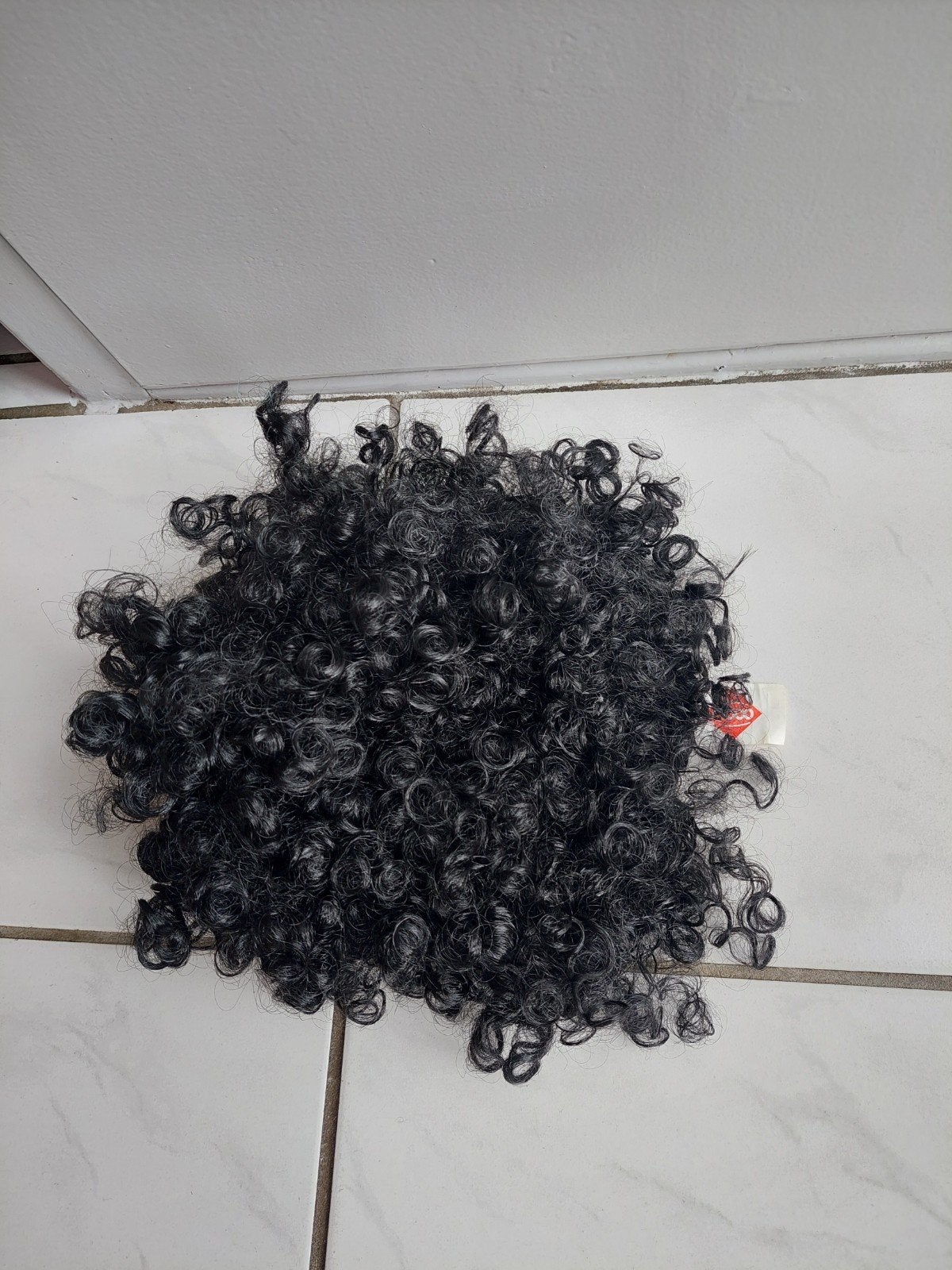 Leuke zwarte krullen pruik, bijzonder item, van de C1000, Verzamelen, C1000, Ophalen of Verzenden