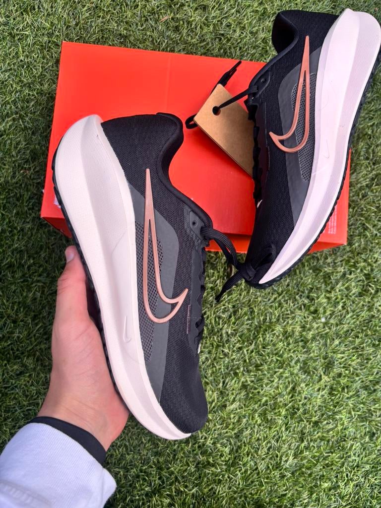 Nike downshifter 13 black metallic bronze - maat 43 - nieuw, J, Nieuw, Ophalen of Verzenden, J