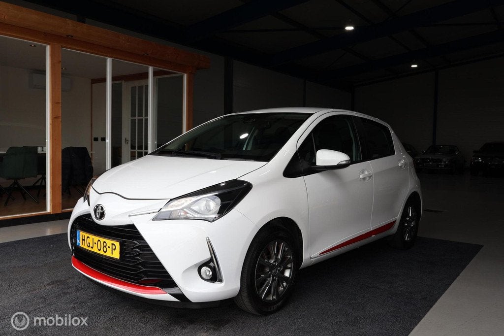 2017 Toyota Yaris 1.5 VVT-i Executive | Camera | Dealer oh., Auto's, Stof, Gebruikt, 4 cilinders, Wit