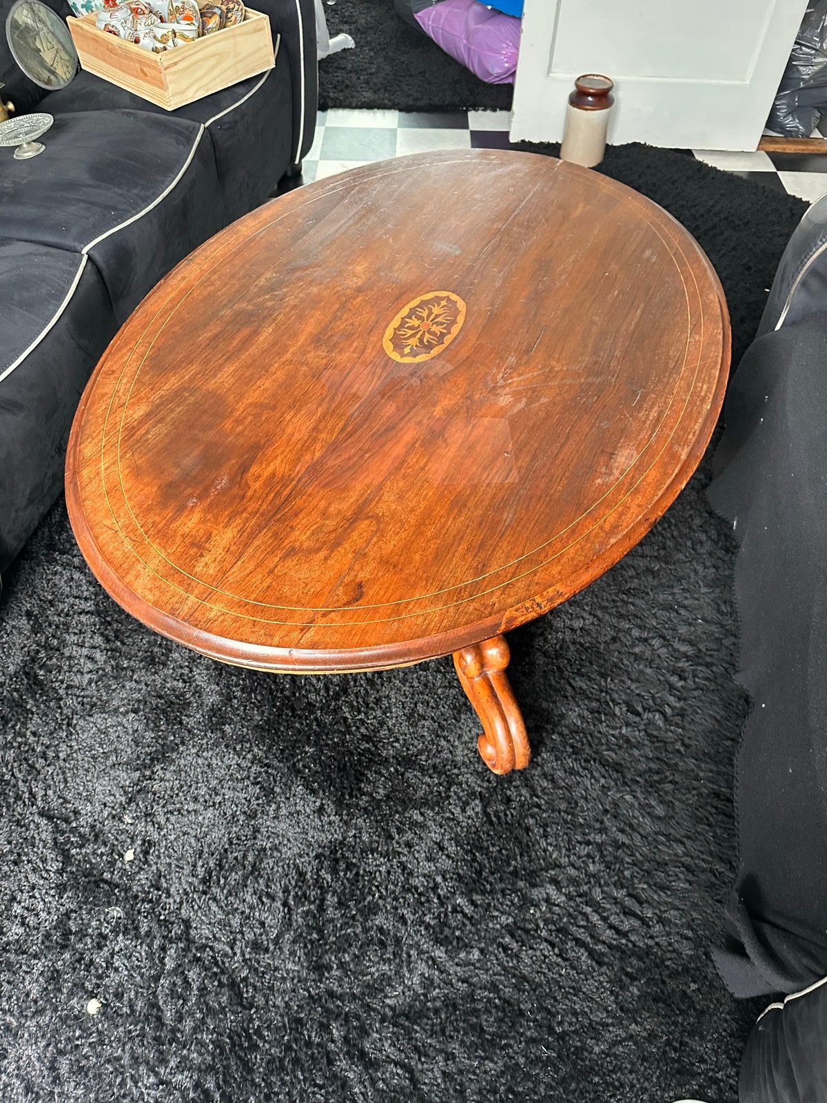 Ovale houten salontafel met sierlijke poten, Ophalen