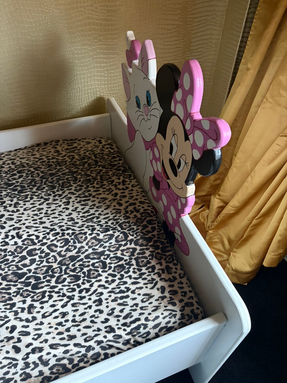 Disney kinderbed minnie enz, Ophalen, 85 tot 100 cm, Zo goed als nieuw, Matras