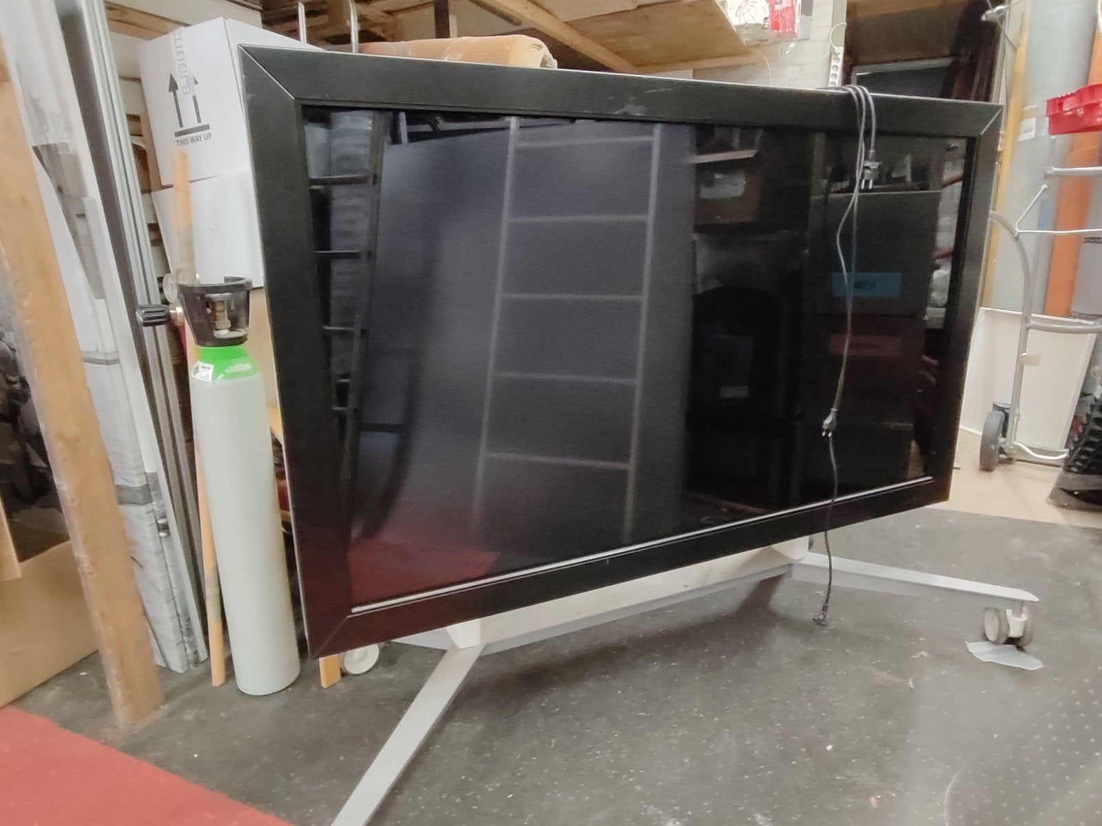 VOETBAL ! ! ! GIGA TV - PRESENTATIE SCHERM, Ophalen of Verzenden, 100 cm of meer, 50 Hz