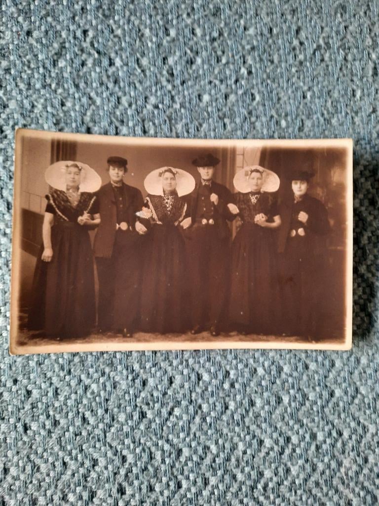Oude foto: Groepsportret in traditionele klederdracht, Gebruikt, Foto, Klederdracht, Ophalen of Verzenden