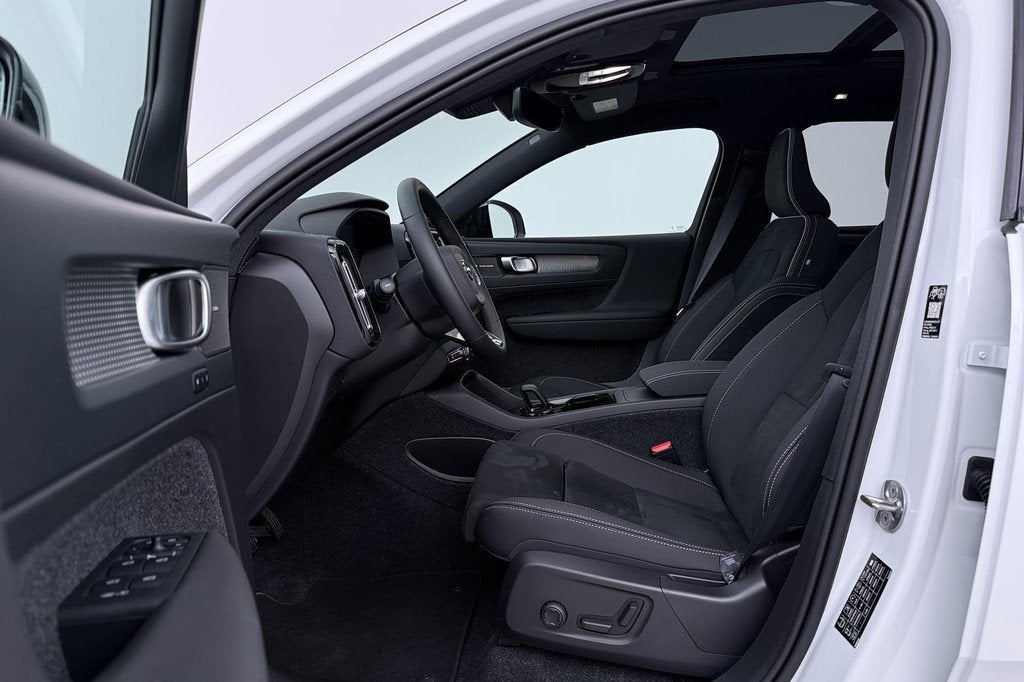 Volvo EX40 Twin Motor Plus Black Edition 82 kWh | ACC | Pano, Automaat, Gebruikt, 82 kWh, 540 km