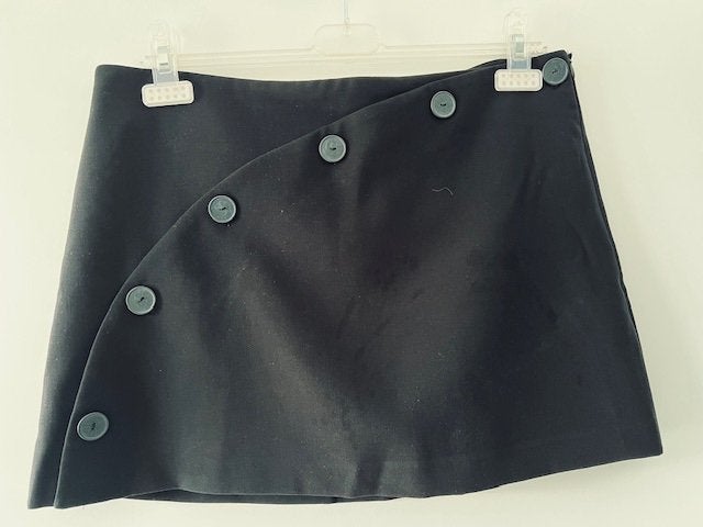 Zara, super leuk zwart rokje met knopen en binnenbroekje mtL, Kleding | Dames, Rokken, Maat 42/44 (L), Nieuw, Ophalen of Verzenden