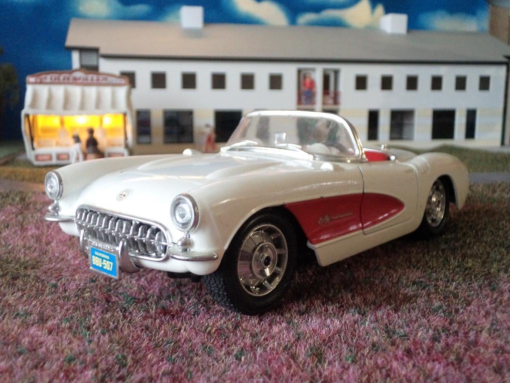 1/24 1957 Chevrolet Corvette Bburago Wit met rood i.z.g.st.., Hobby en Vrije tijd, Modelauto's | 1:24, Ophalen of Verzenden, Zo goed als nieuw