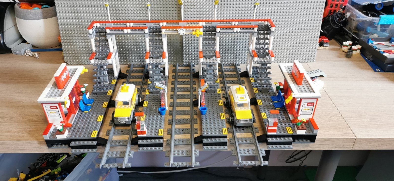 Lego Treinstation 9737 met 3 sporen en taxi's, Lego, Ophalen of Verzenden, Inclusief accessoires, Complete set