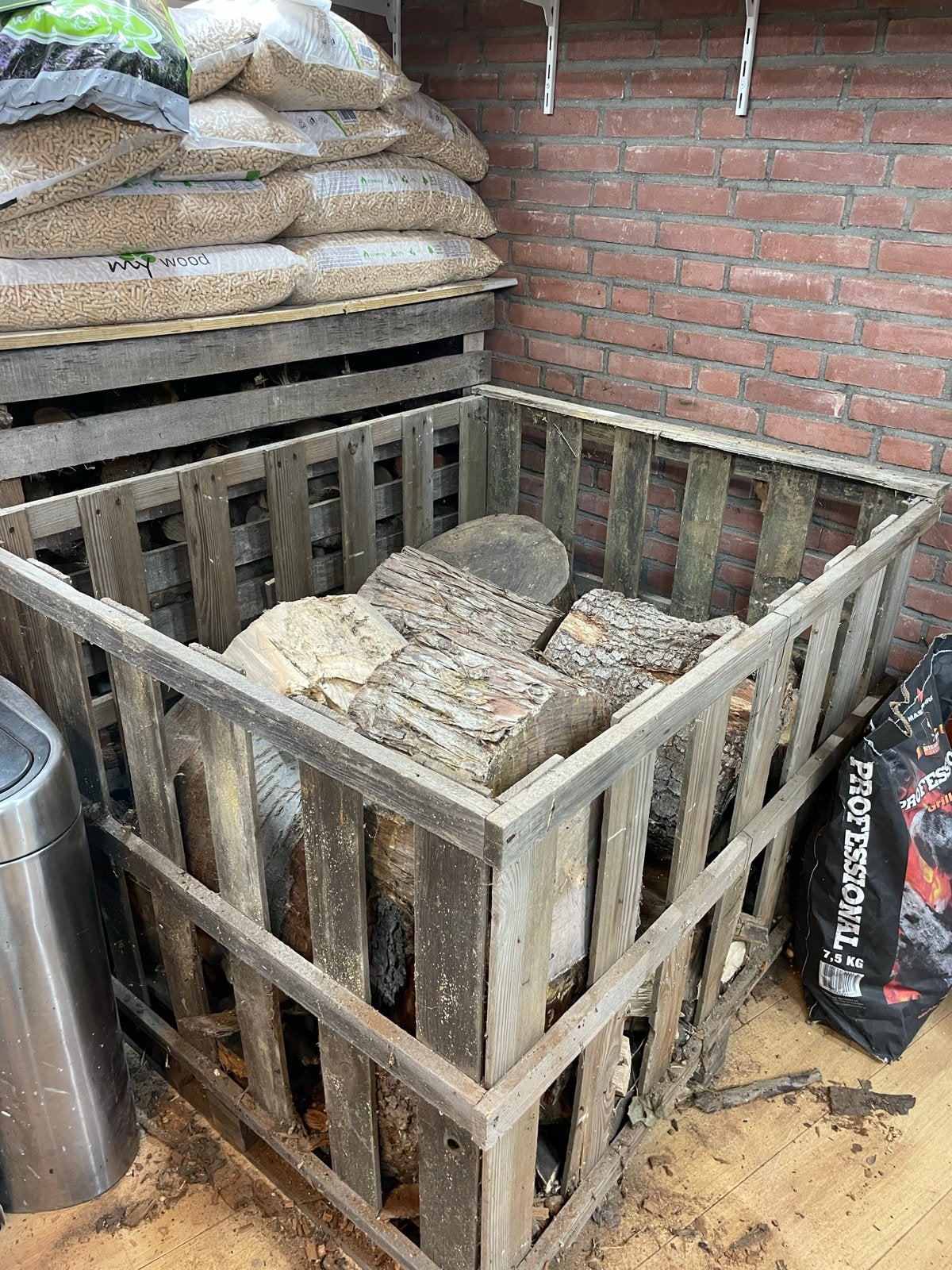 Droog brandhout >1m3, deels gekloofd, inclusief 2 kratten, Tuin en Terras, Haardhout, Minder dan 3 m³, Ophalen, Overige houtsoorten