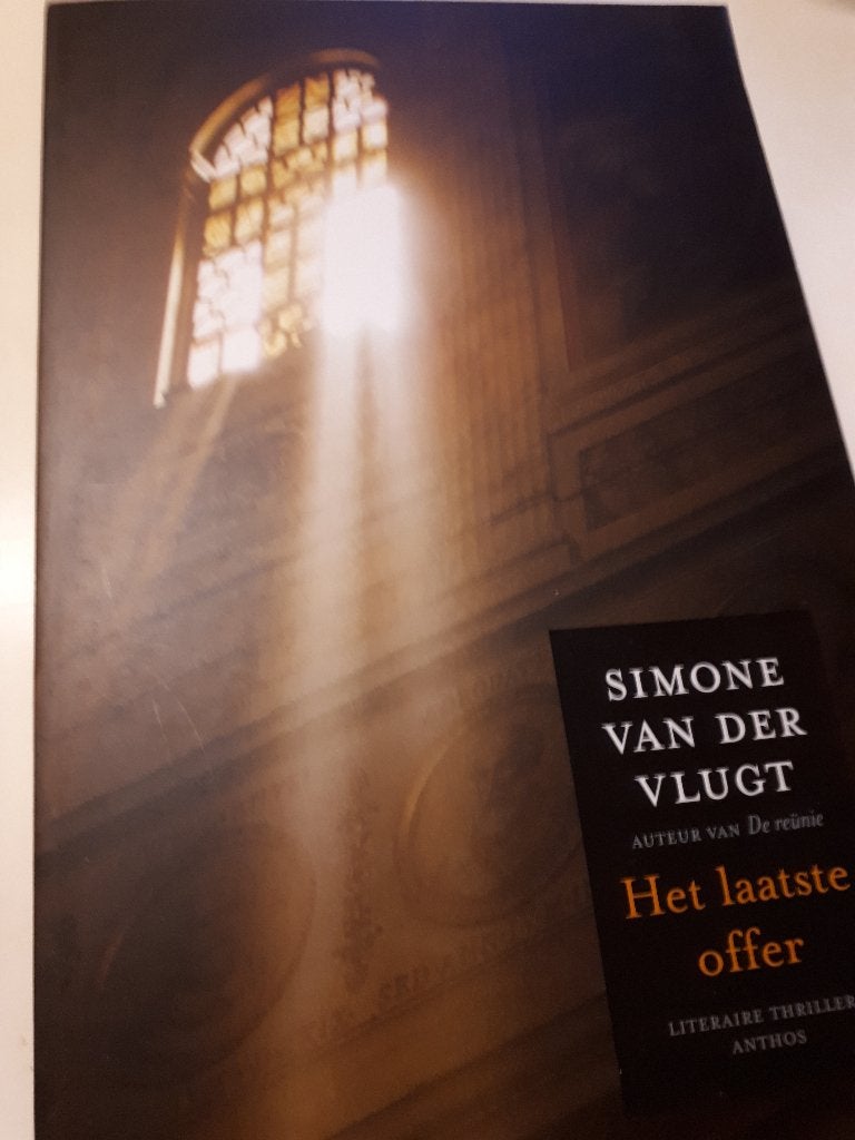 Het Laatste Offer - Simone van der Vlugt, Boeken, Ophalen of Verzenden, Gelezen