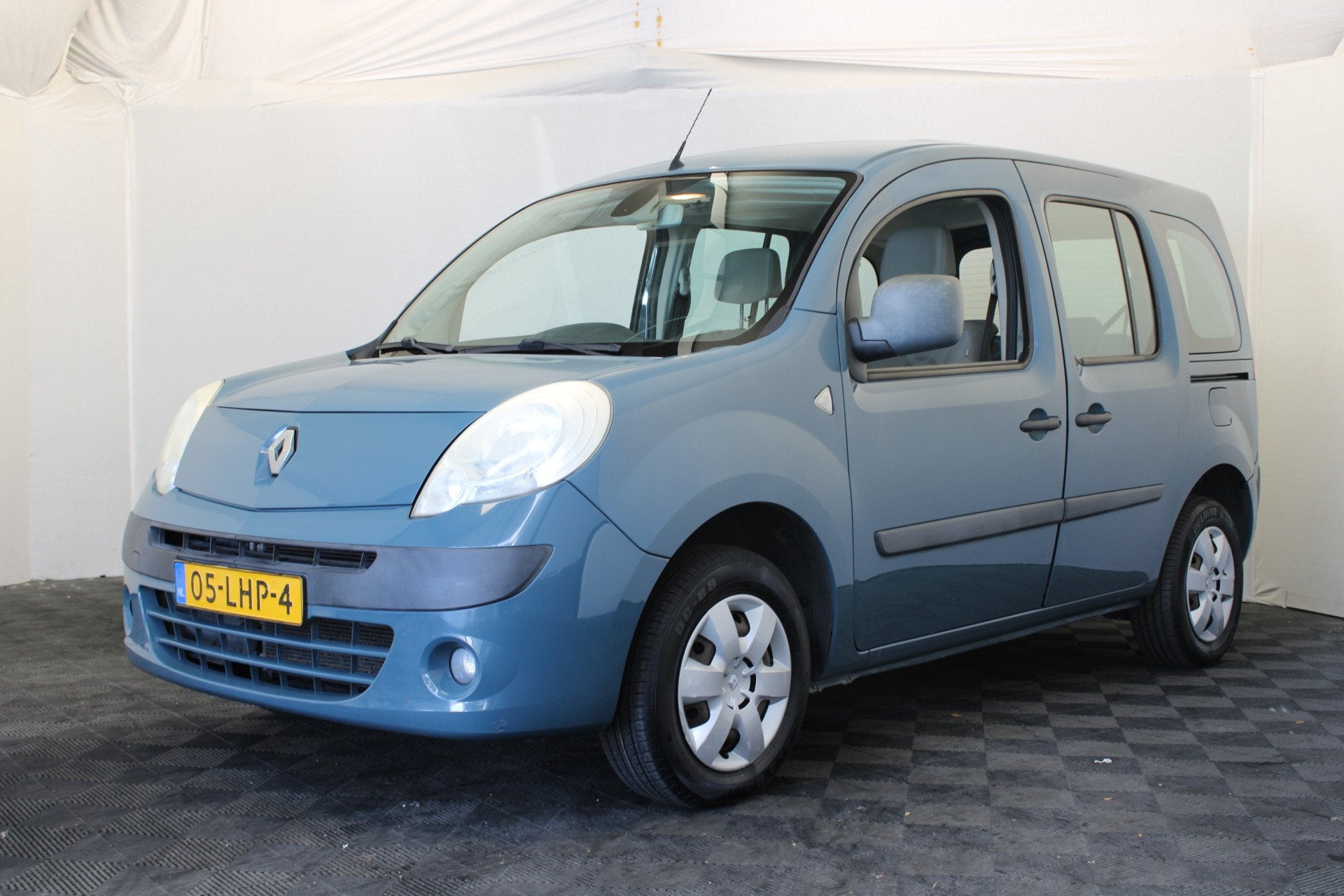 Renault Kangoo Family 1.6-16V Expression (bj 2010), Auto's, Gebruikt, Zwart, 4 cilinders, Origineel Nederlands
