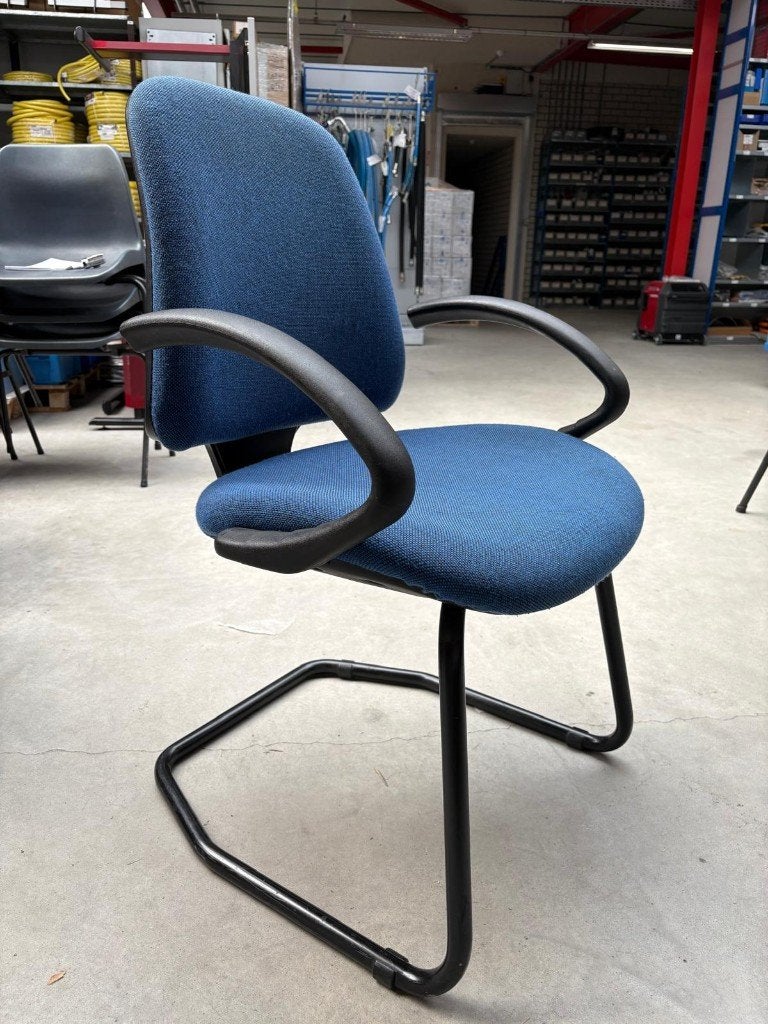 Vergaderstoel / Bezoekersstoel Blauw met Armleuningen, Huis en Inrichting, Bureaustoelen, Ophalen, Gebruikt, Blauw, Bureaustoel