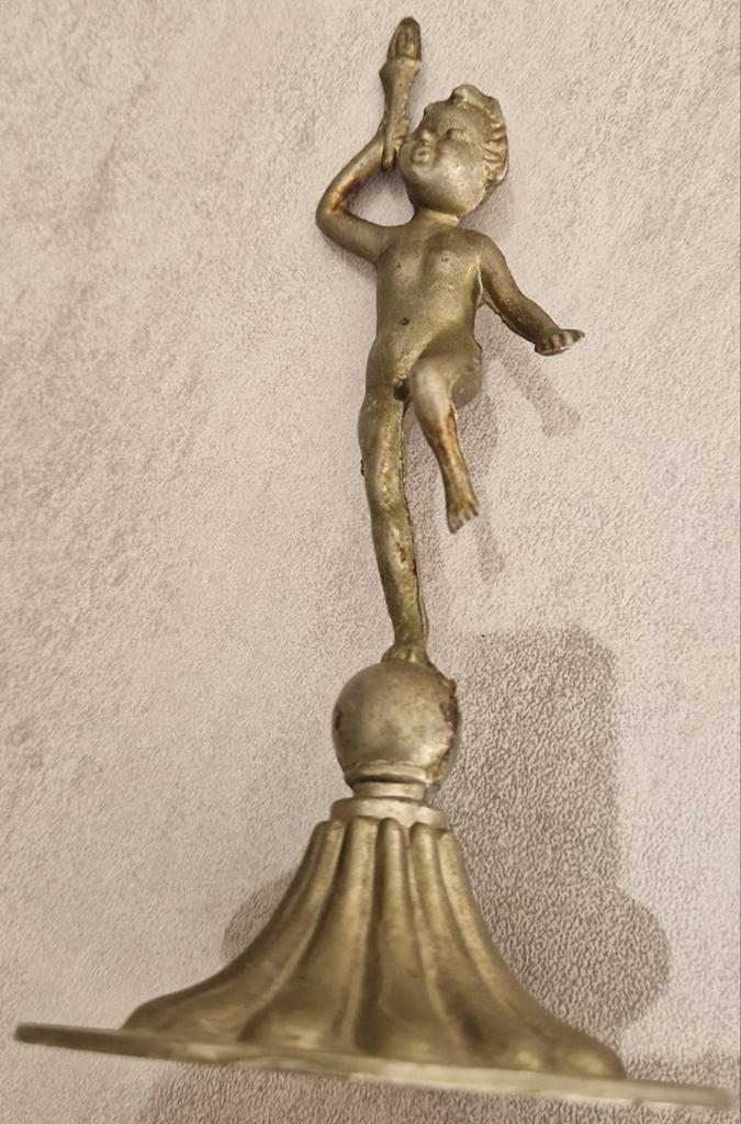 Manneke pis, Ophalen