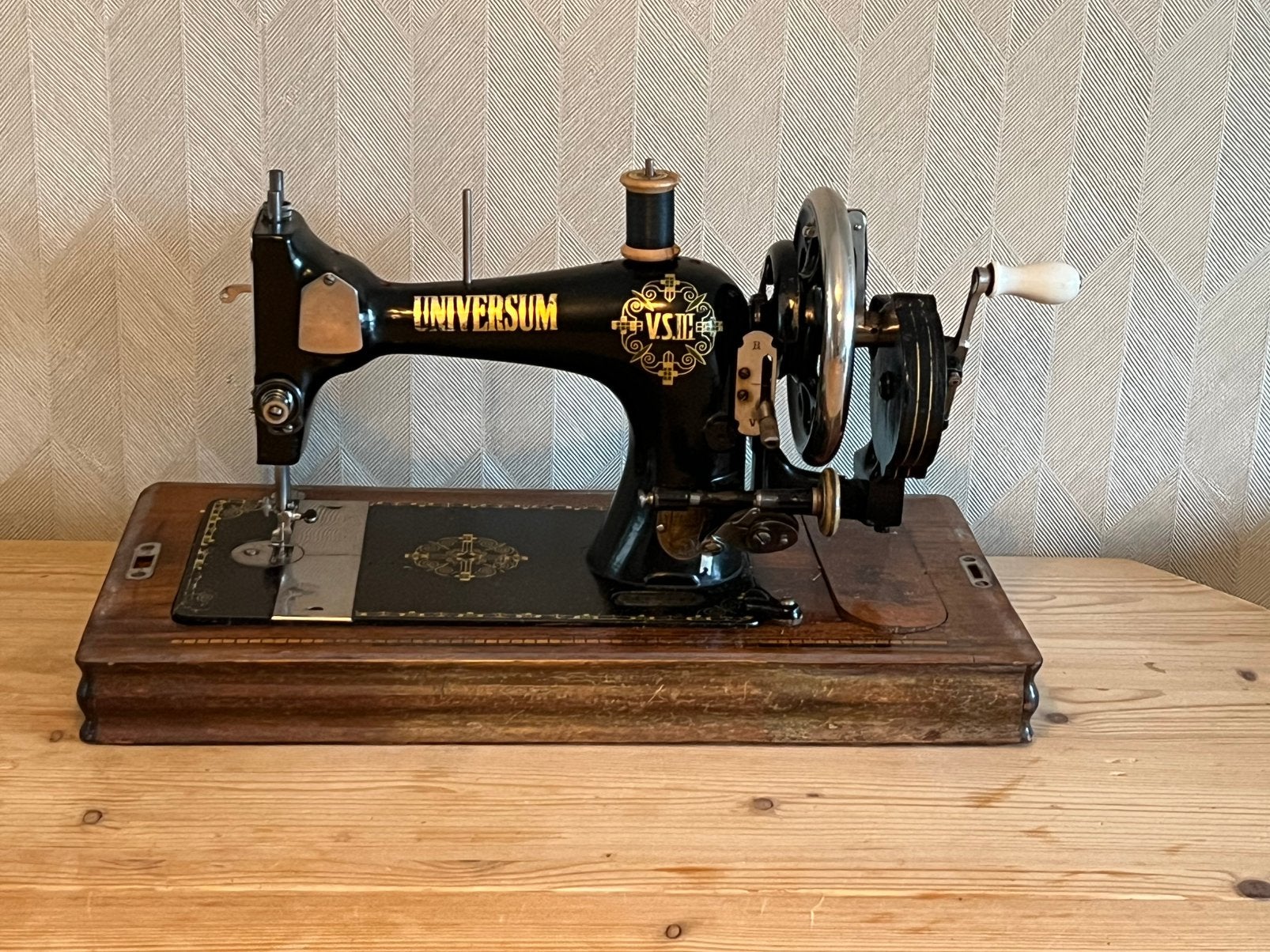 Antieke Universum VS.III handnaaimachine met houten koffer, Ophalen