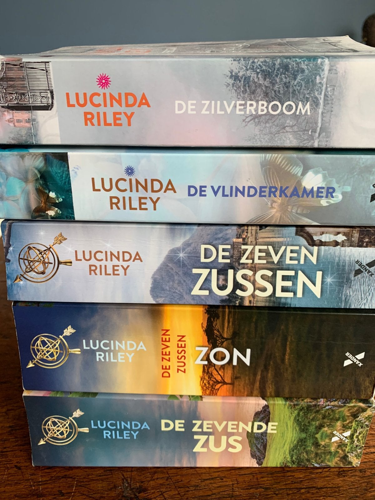 6 delen Lucinda Riley, Ophalen of Verzenden, Zo goed als nieuw
