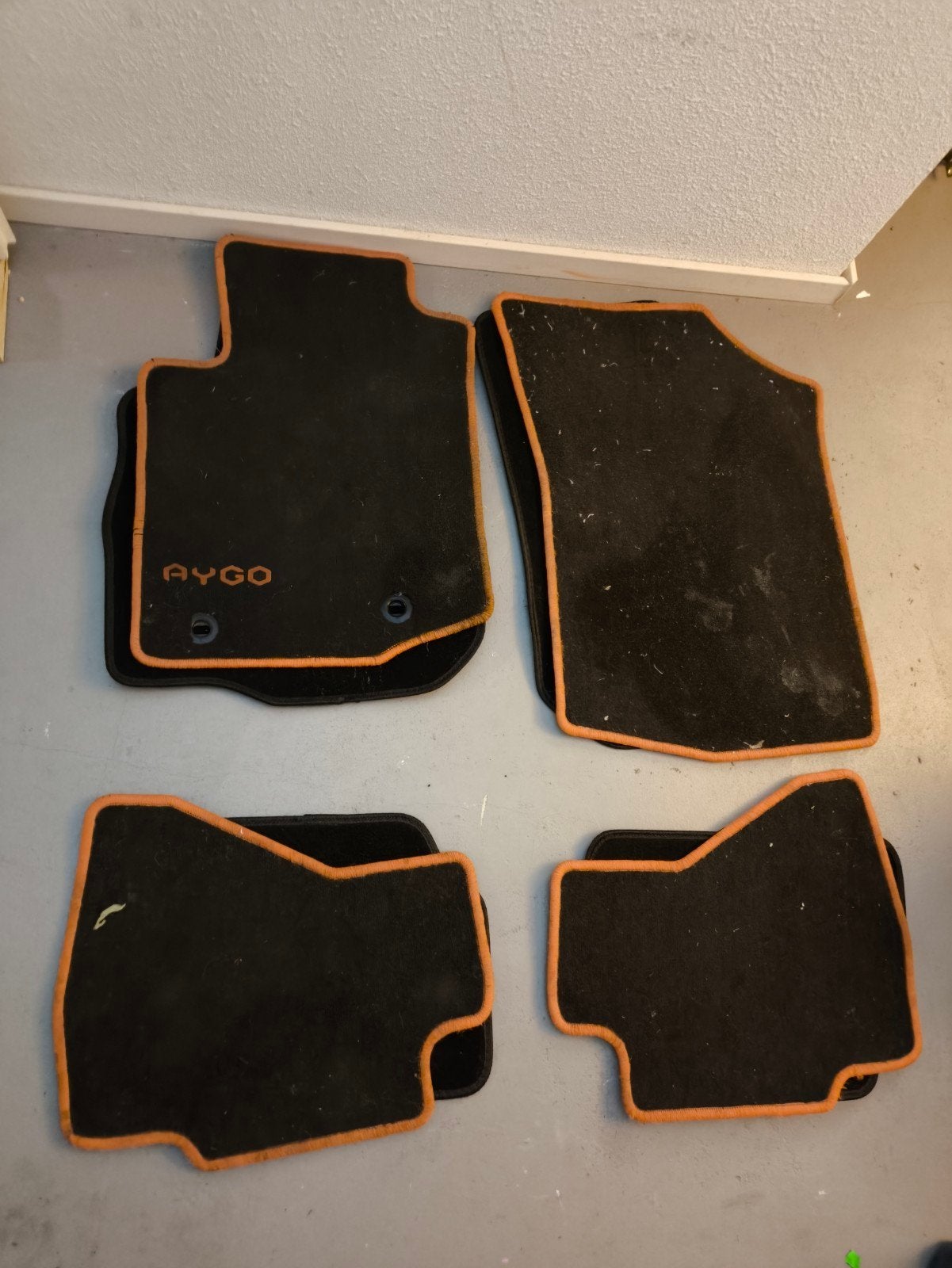 Toyota Aygo X PLAY en C1 automattenrood zwart van  2014-2022, Ophalen of Verzenden