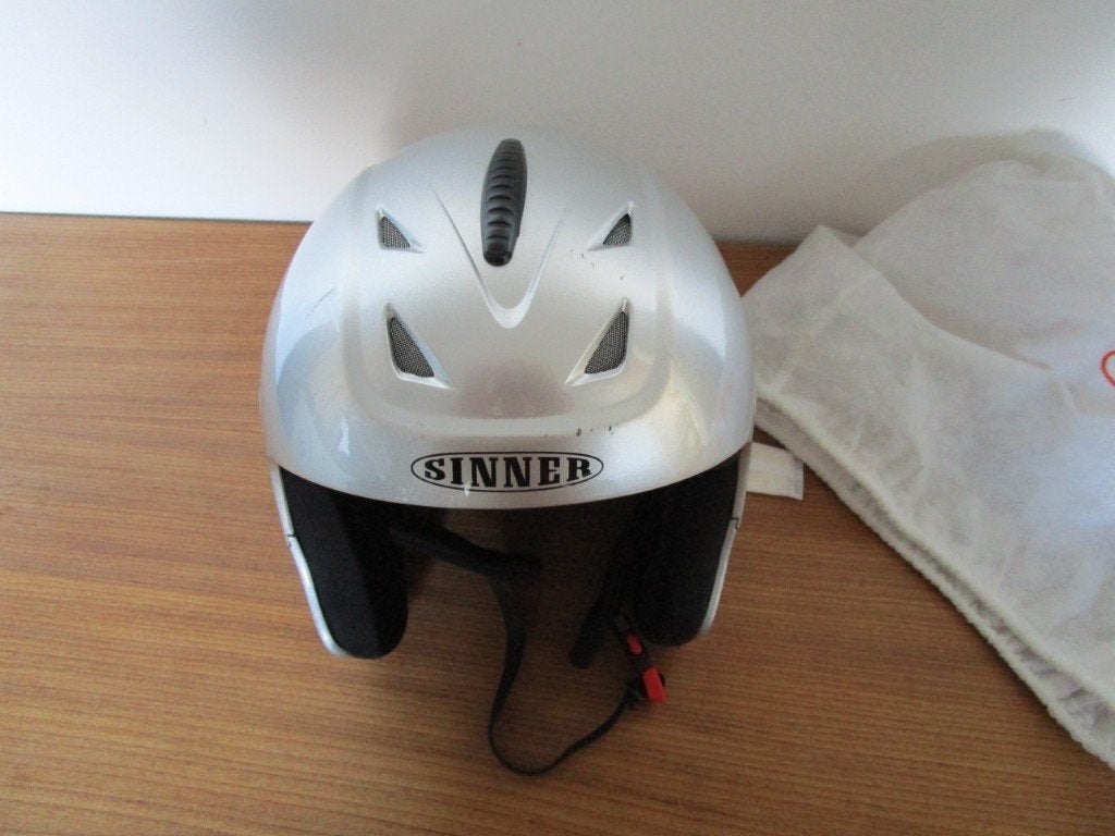 Nr.139: Mooie kinder skihelm van Sinner maat XXS / XS zilver, Overige merken, 160 tot 180 cm, Overige typen, Ophalen of Verzenden