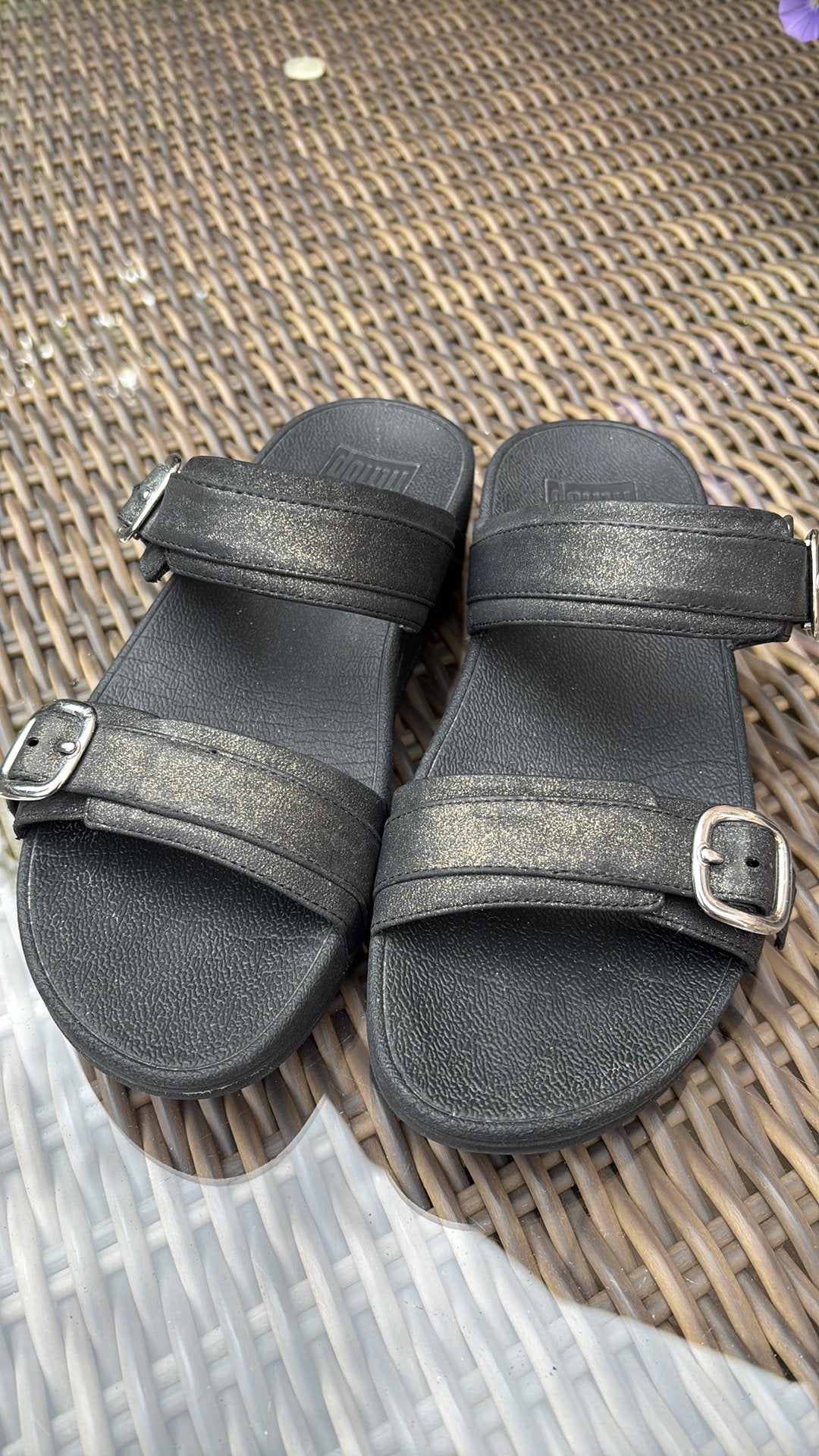FitFlop slippers maat 38 zwart met gouden shimmer, Kleding | Dames, Schoenen, Slippers, Zwart, Ophalen of Verzenden, Zo goed als nieuw