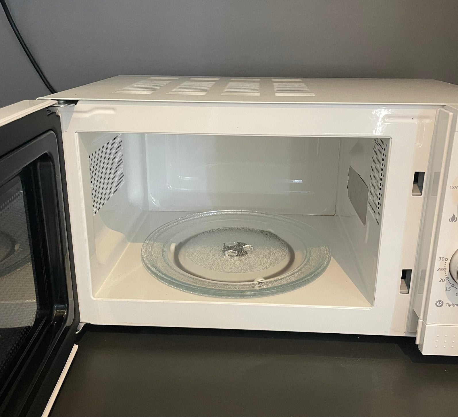 Fijne, schone magnetron van Blokker, Ophalen, Draaiplateau, Magnetron, Zo goed als nieuw