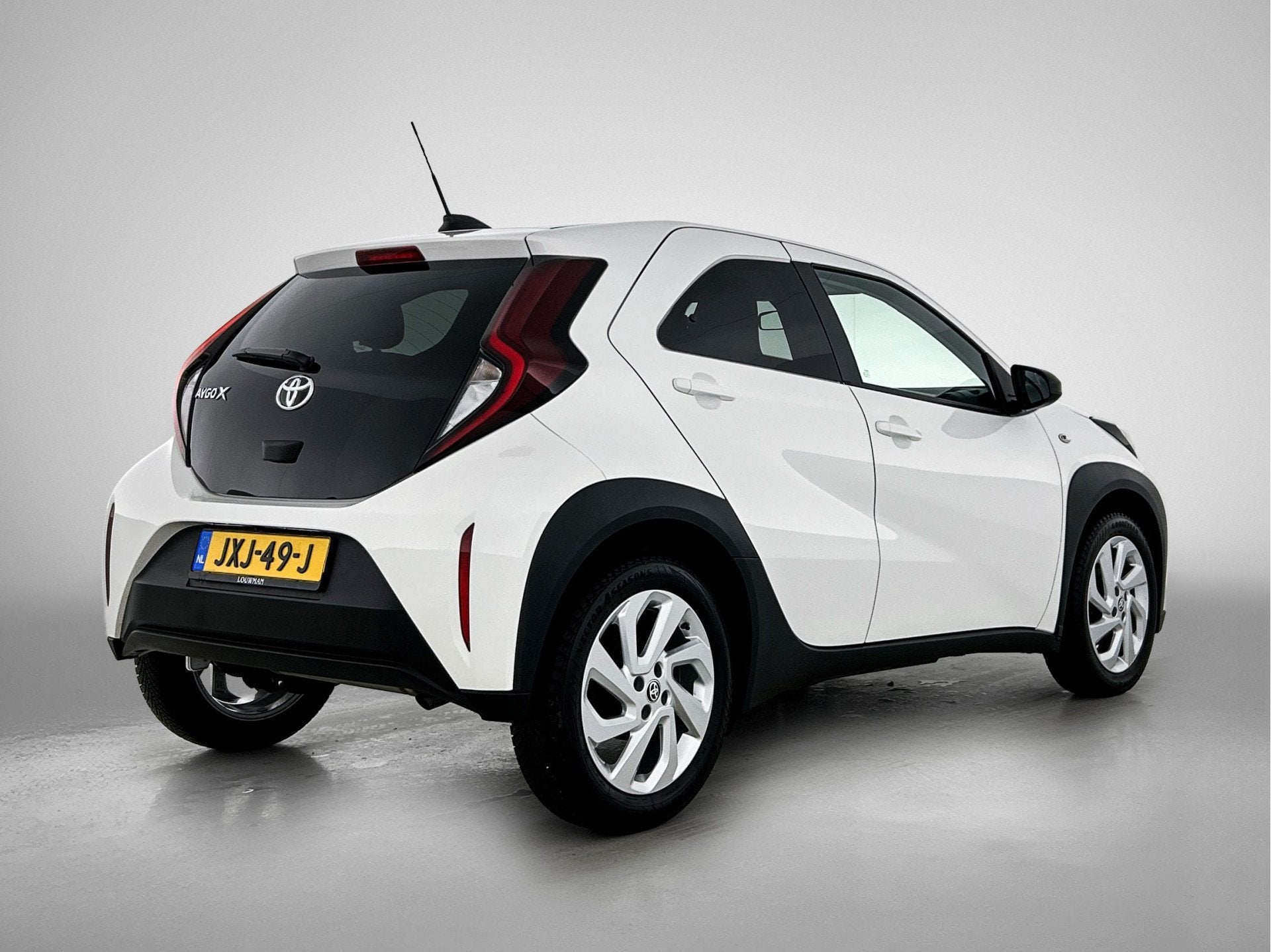 Toyota Aygo X 1.0 VVT-i MT first | LED verlichting | BTW Voe, Stof, Gebruikt, 920 kg, 4 stoelen