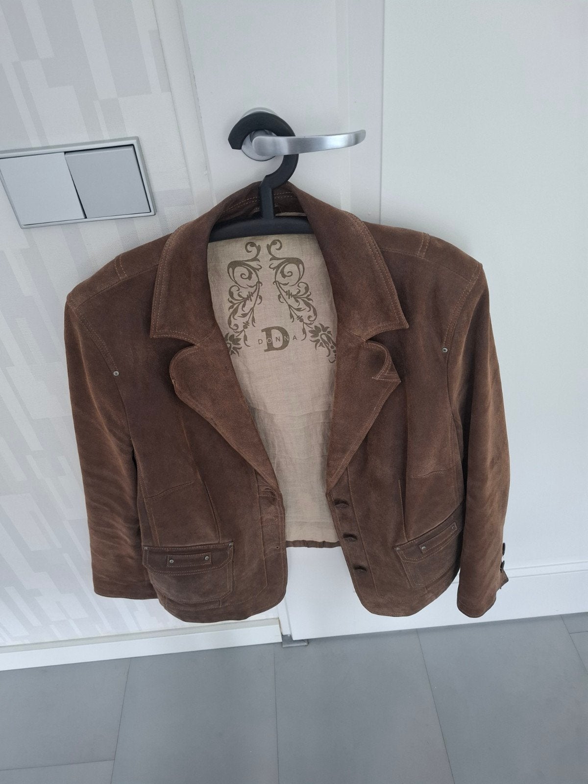 Jack van suede bruin met zakken. Gevoerd merk Donna. Maat 48, Ophalen of Verzenden, Zo goed als nieuw, Maat 46/48 (XL) of groter
