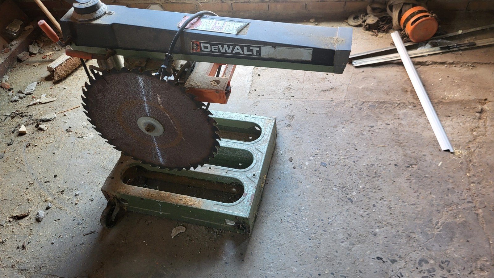 Dewalt Afkortzaag - Werkt naar behoren, Ophalen, Gebruikt, 70 mm of meer, Dewalt