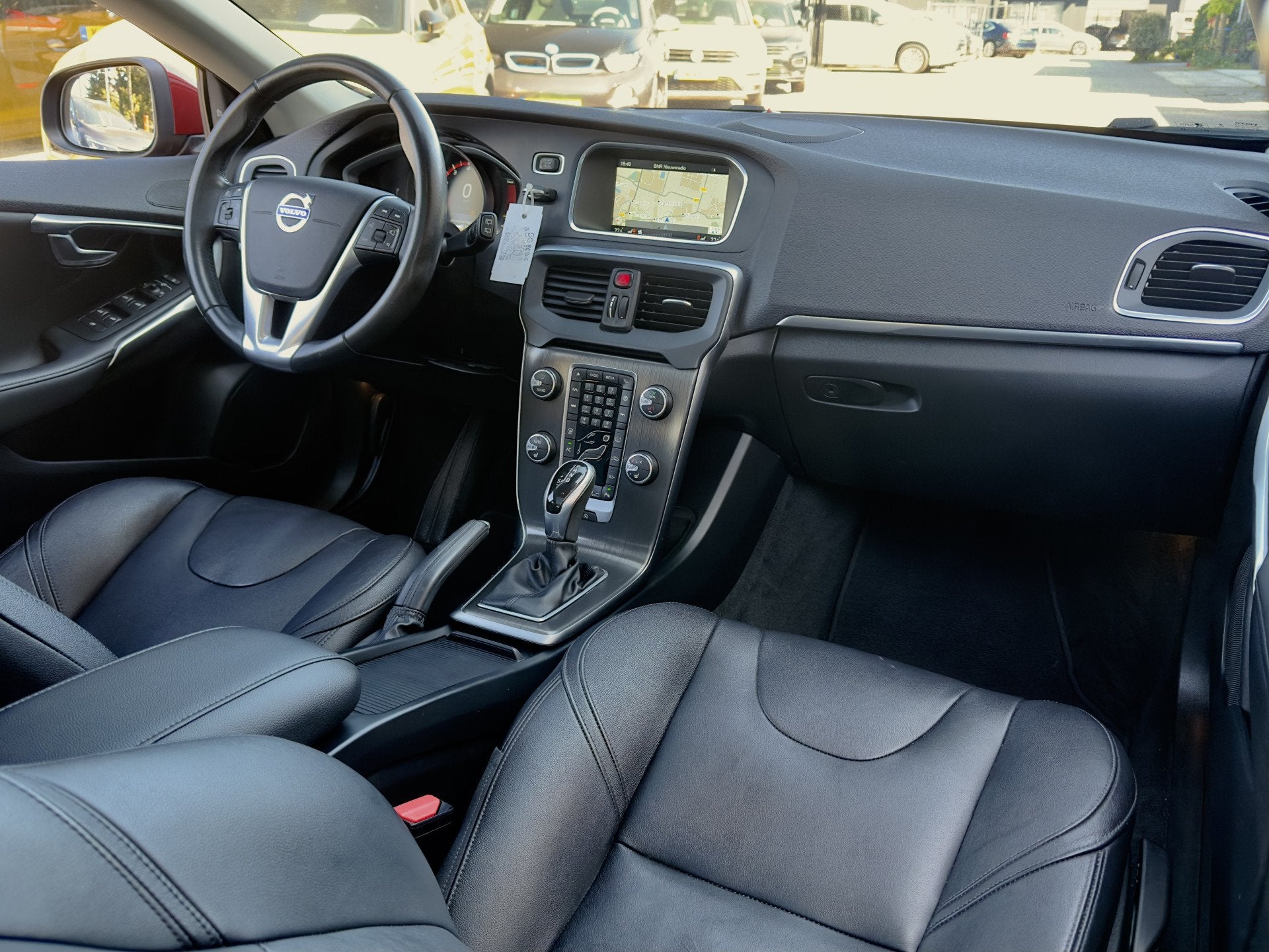 Volvo V40 2.0 T5 SUMMUM AUT8 PANODAK VOL-LEDER 18 INCH-LMV N, Gebruikt, Euro 6, 4 cilinders, Grijs