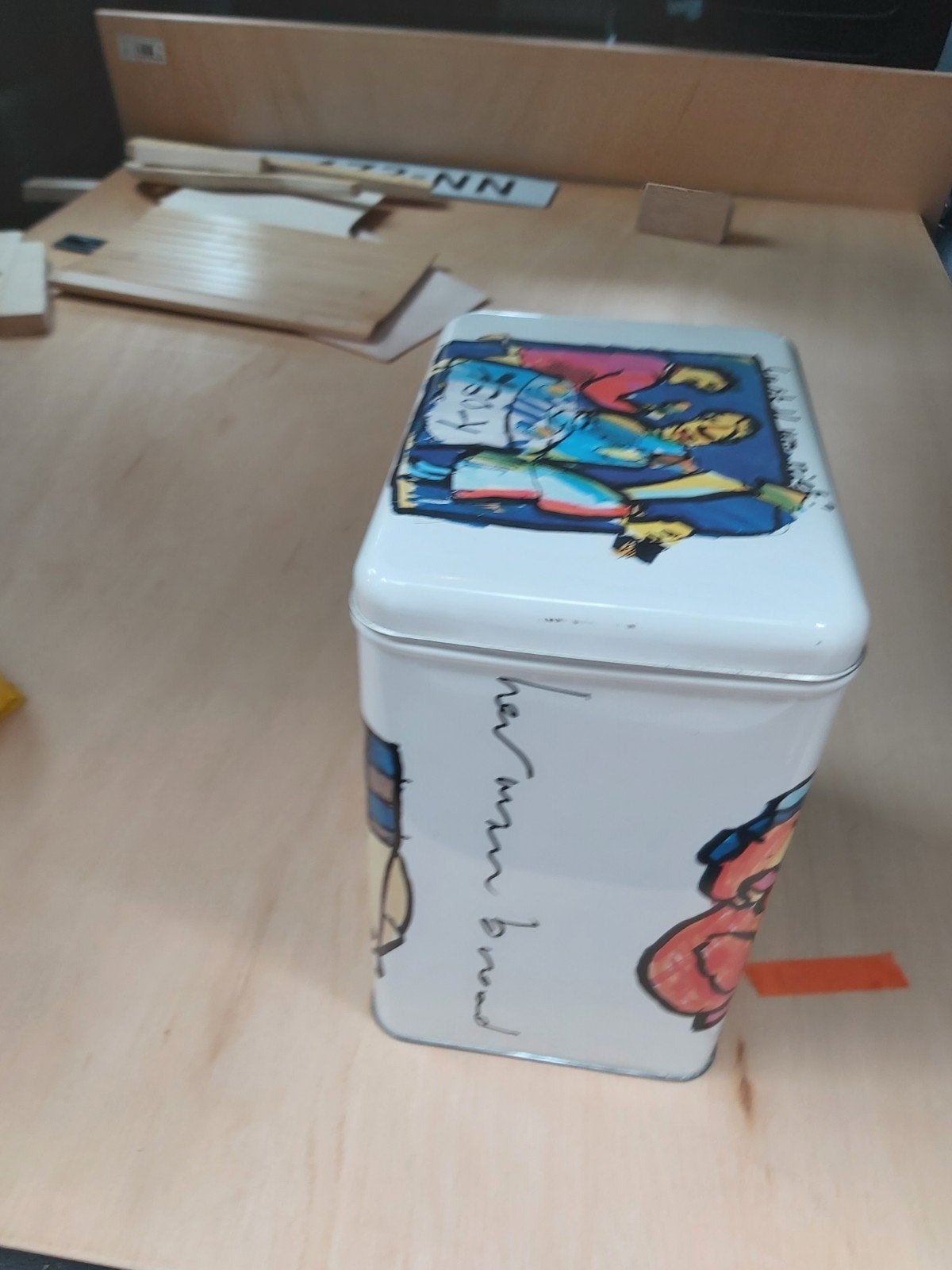 Vintage Wiegert & Kruijver koektrommel met illustraties, Verzamelen, Blikken, Ophalen of Verzenden, Gebruikt, Koek(jes), Overige merken