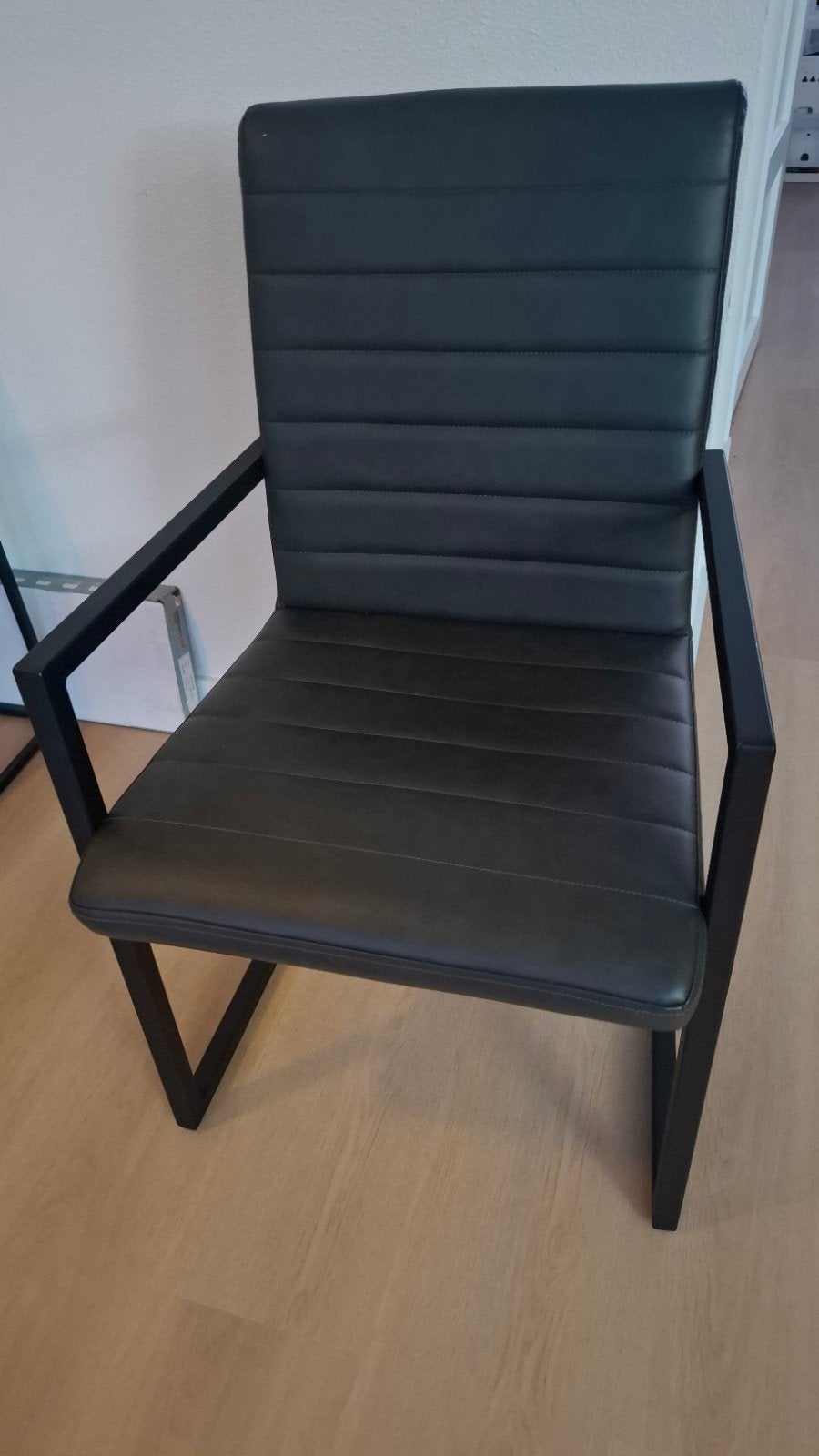 2x donkergrijze eetkamerstoelen met armleuningen, Modern, Industrieel, Ophalen of Verzenden, Zo goed als nieuw, Metaal