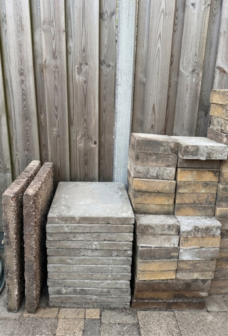 FREE Garden Tiles & Bricks! Must go ASAP (Waterwijk), Ophalen of Verzenden, Zo goed als nieuw, Beton, Terrastegels